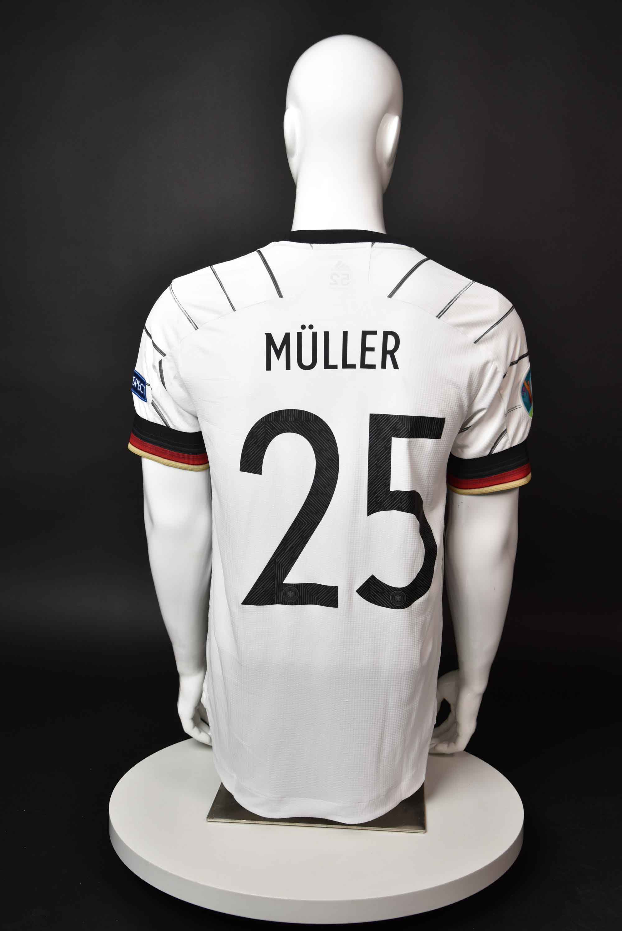 Томас Мюлер back photo