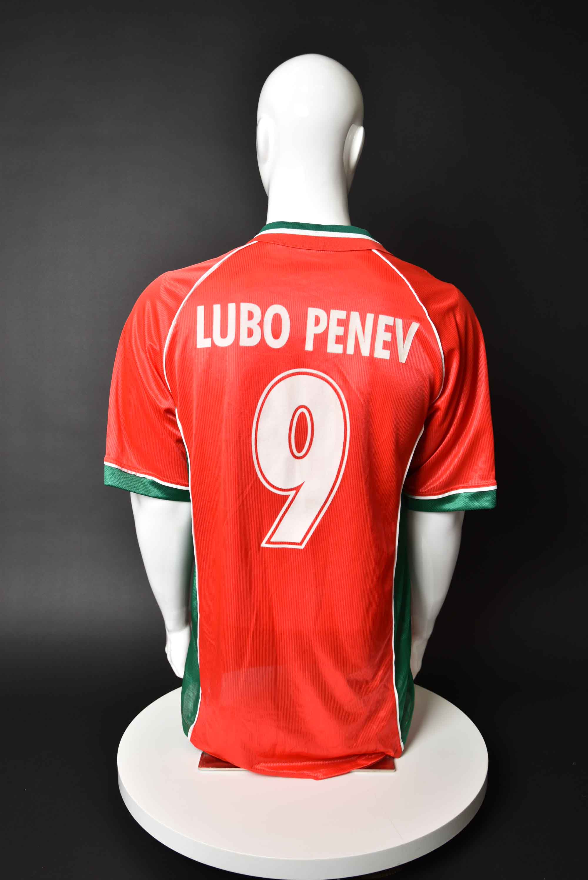 Любослав Пенев back photo