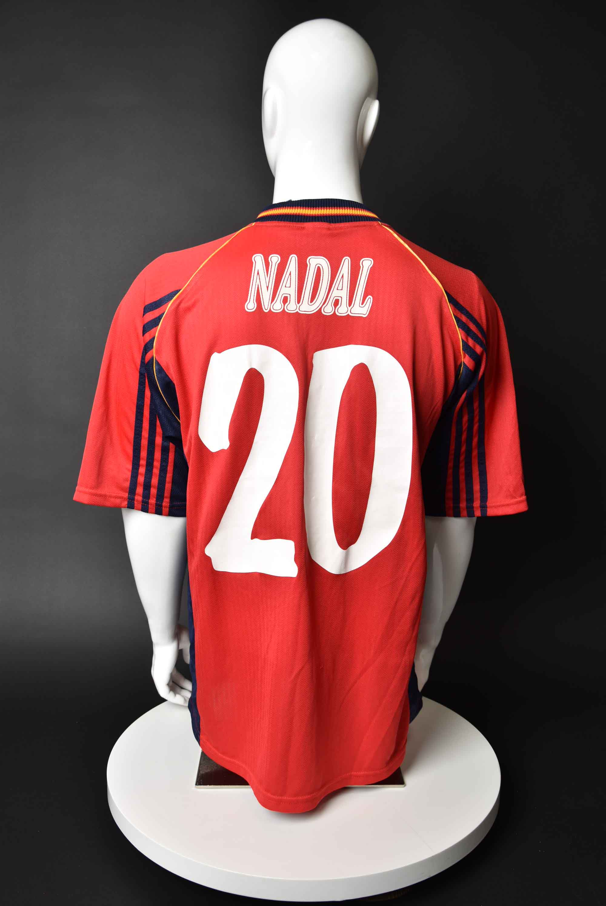 Мигел Анхел Надал back photo