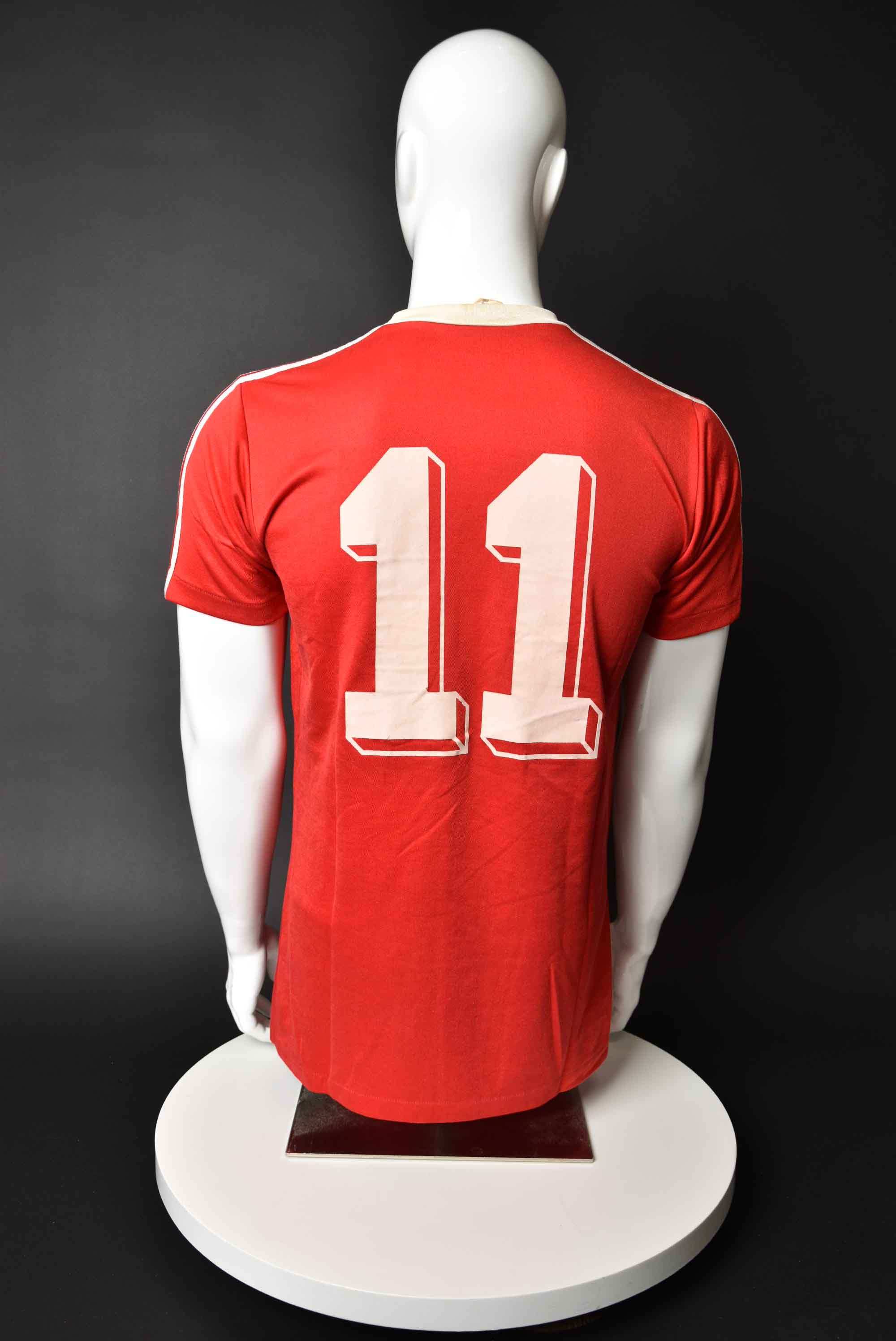 Роби Лангерс back photo