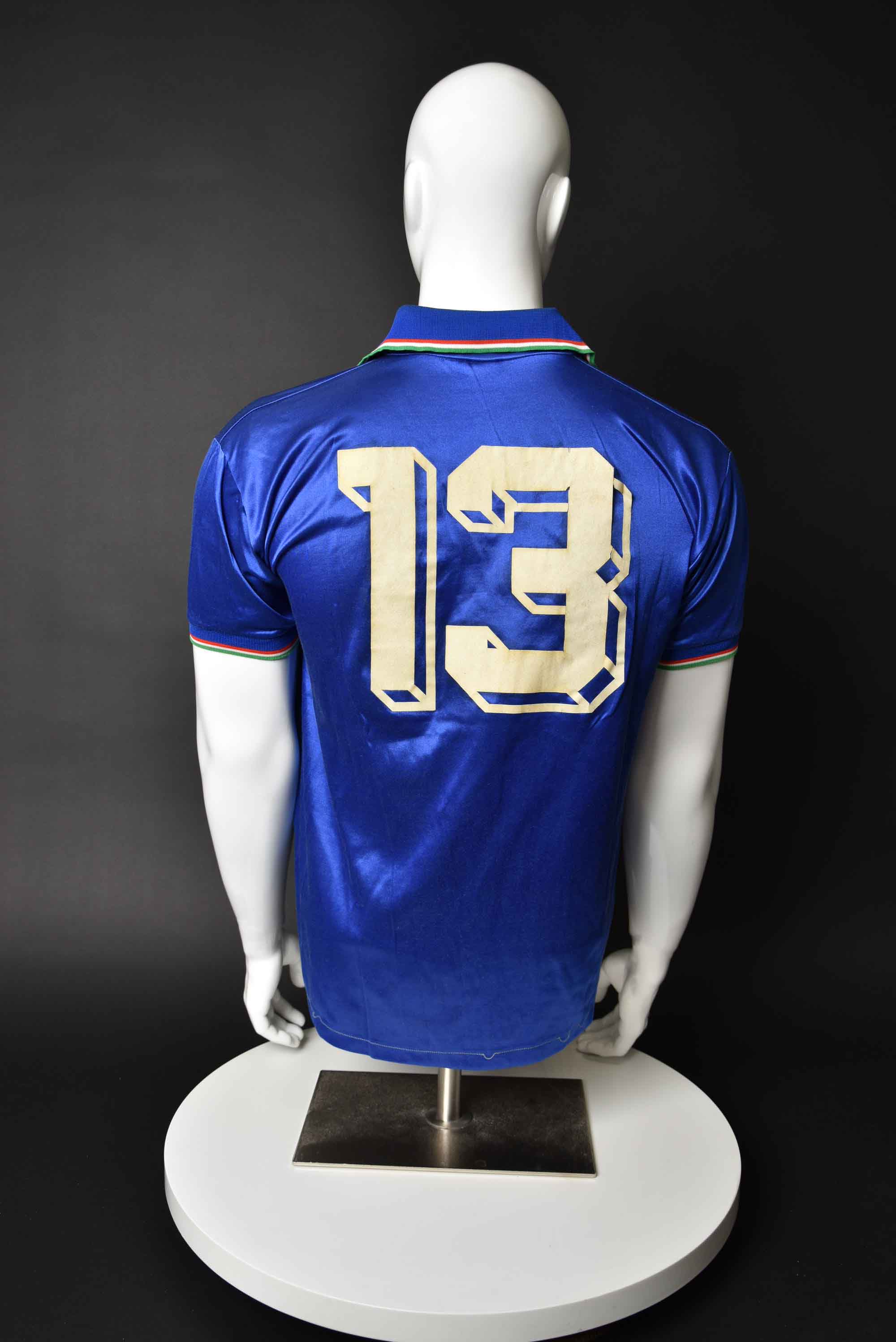 Чиро Ферара back photo