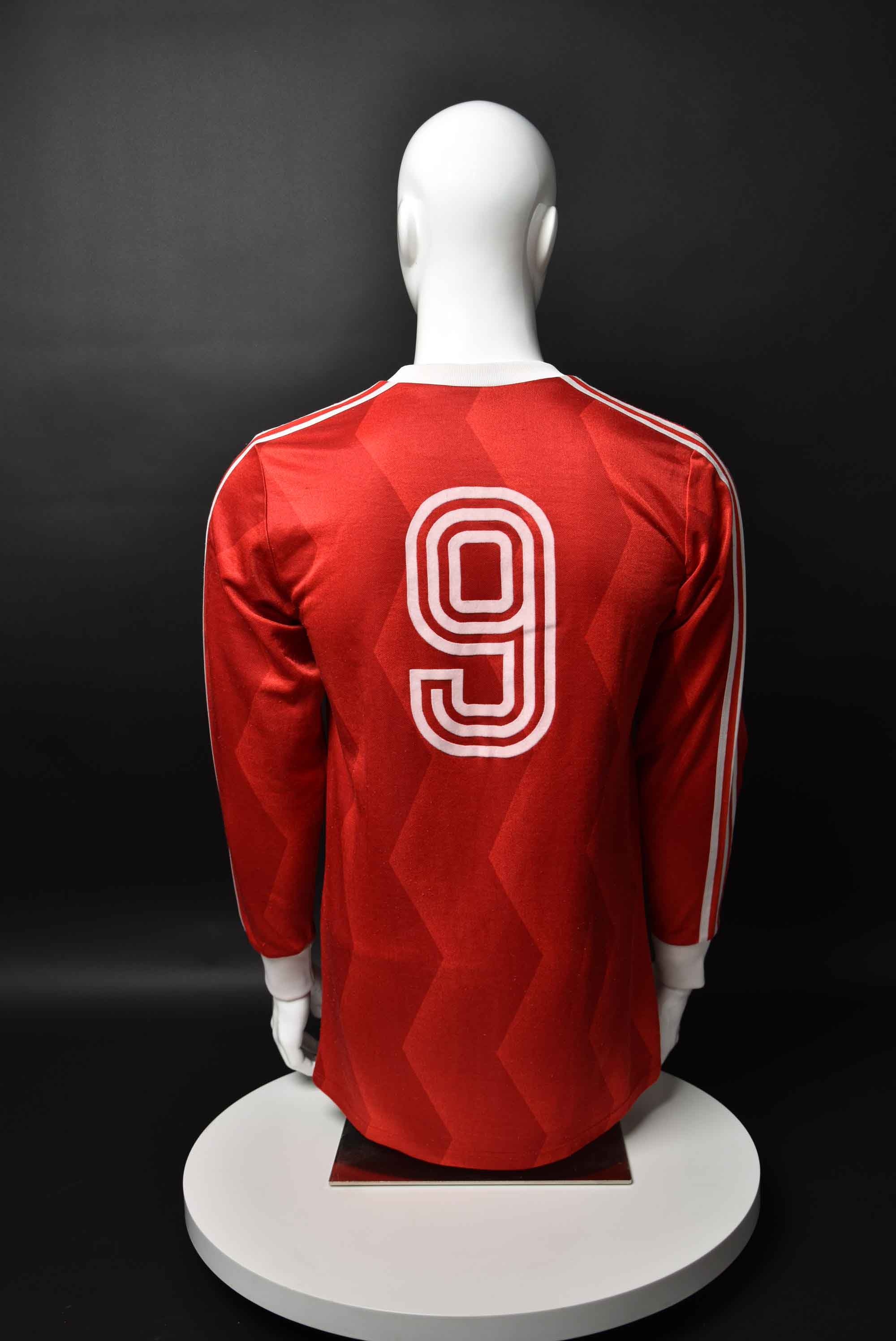 Любослав Пенев back photo