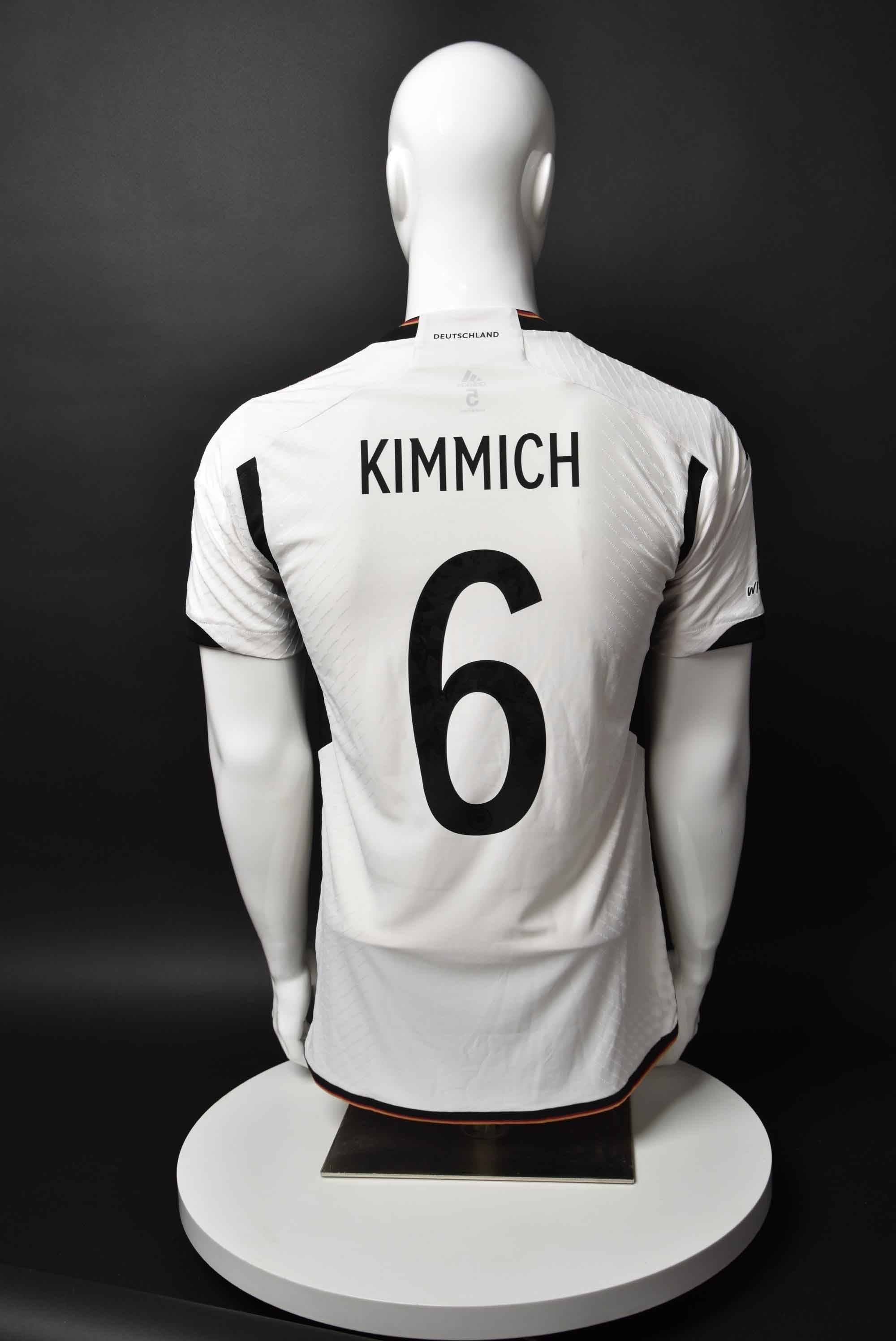 Йошуа Кимих back photo