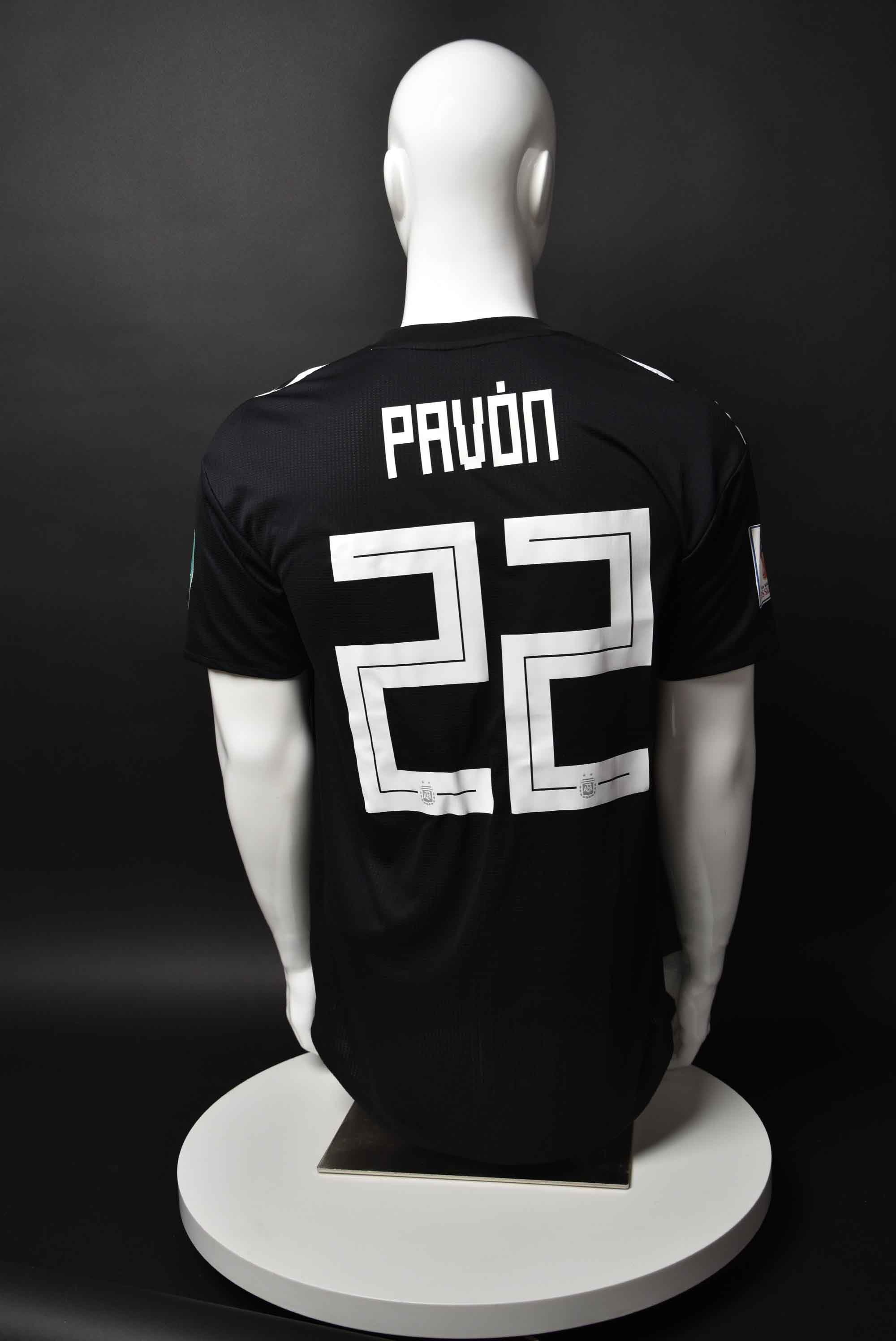 Кристиан Павон back photo
