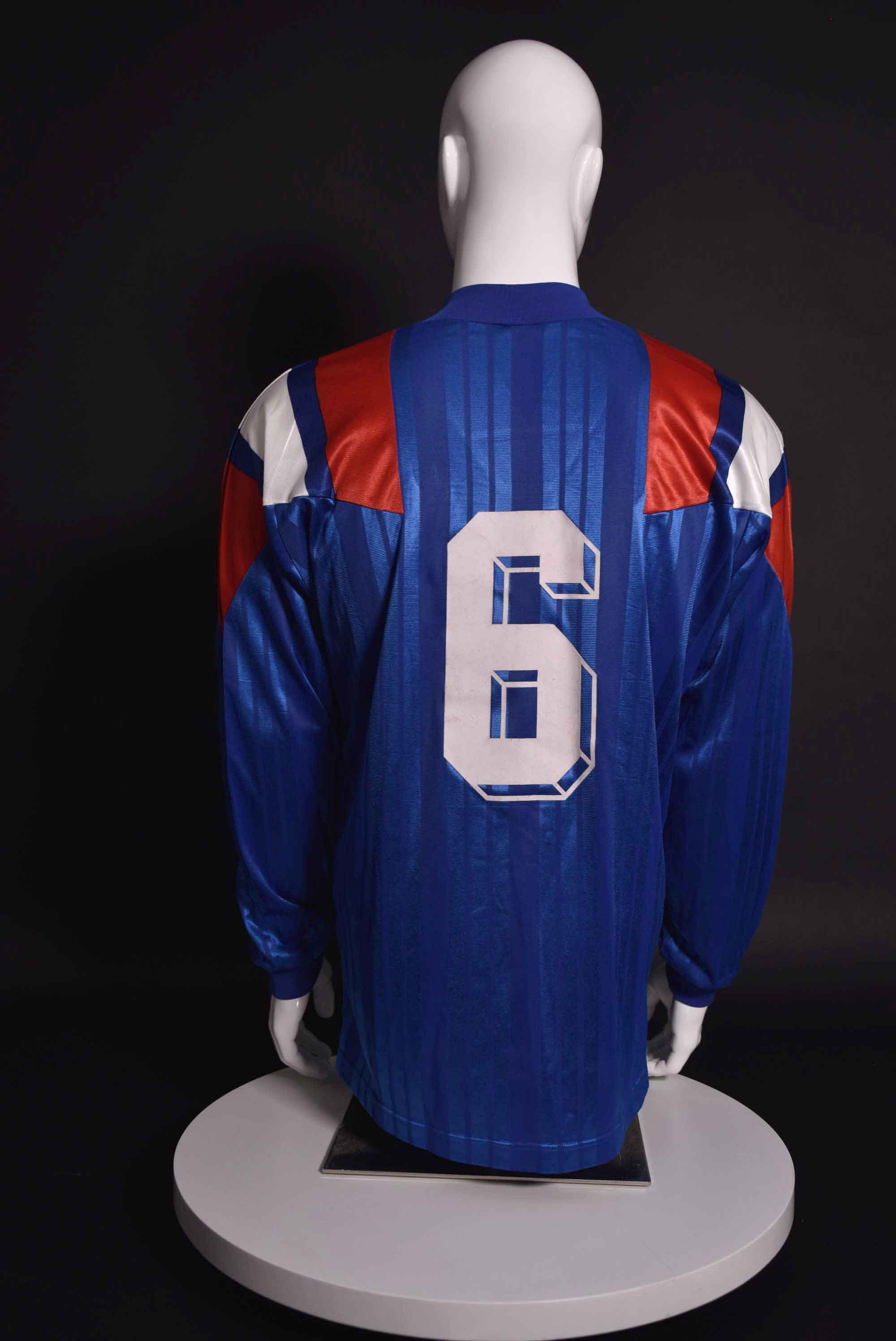 Пол Льо Гуен back photo