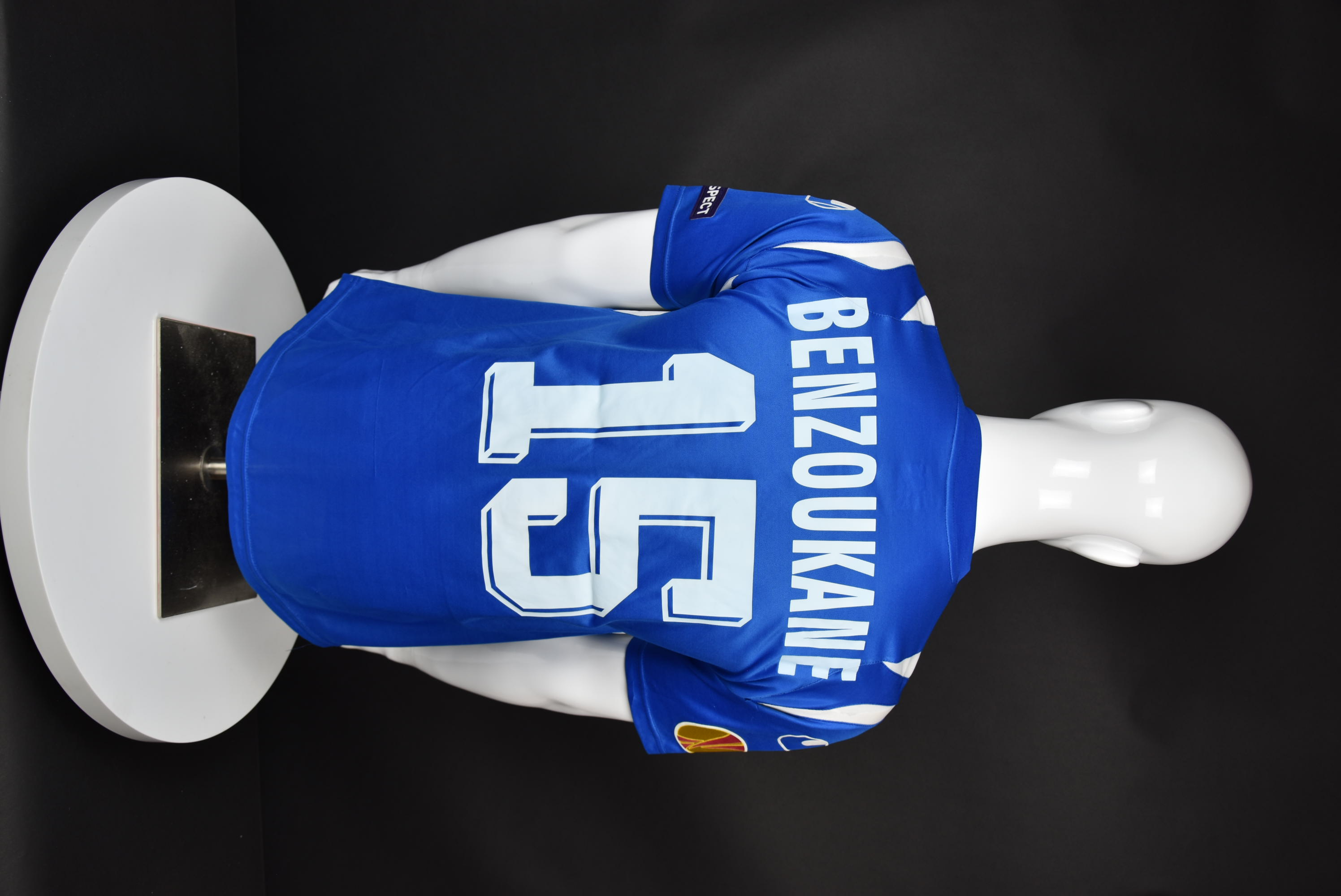 Шакиб Бензукан back photo