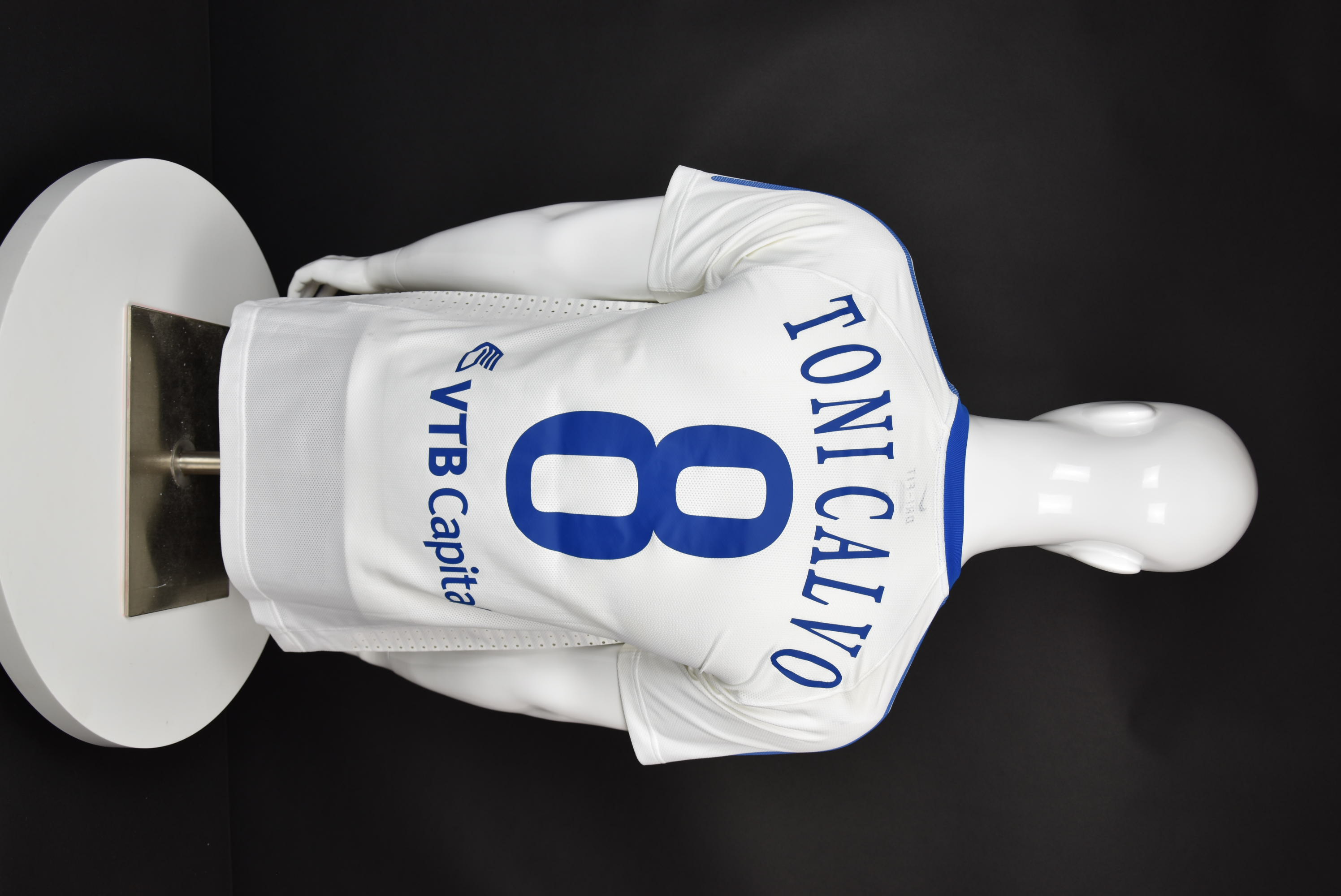 Тони Калво back photo