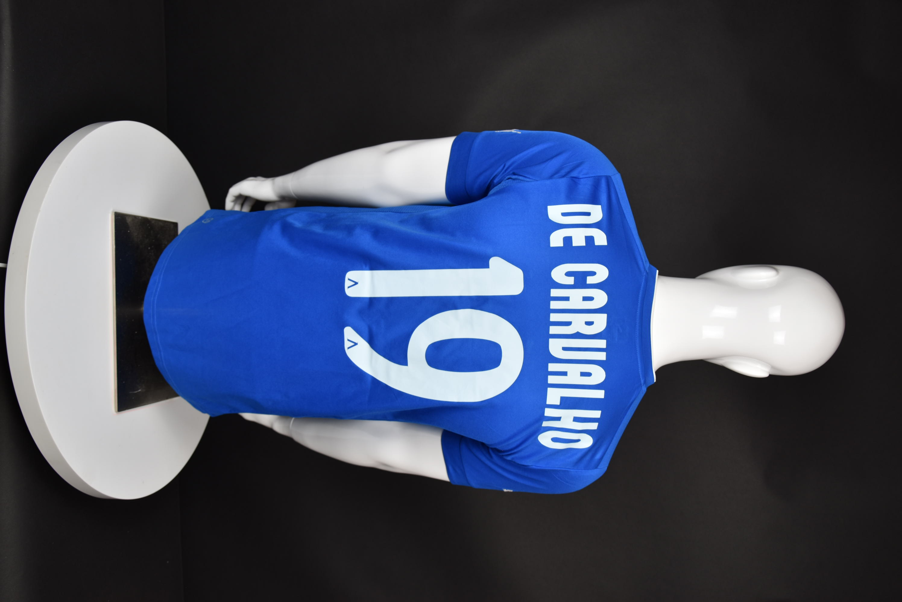 Базил Де Карвальо back photo