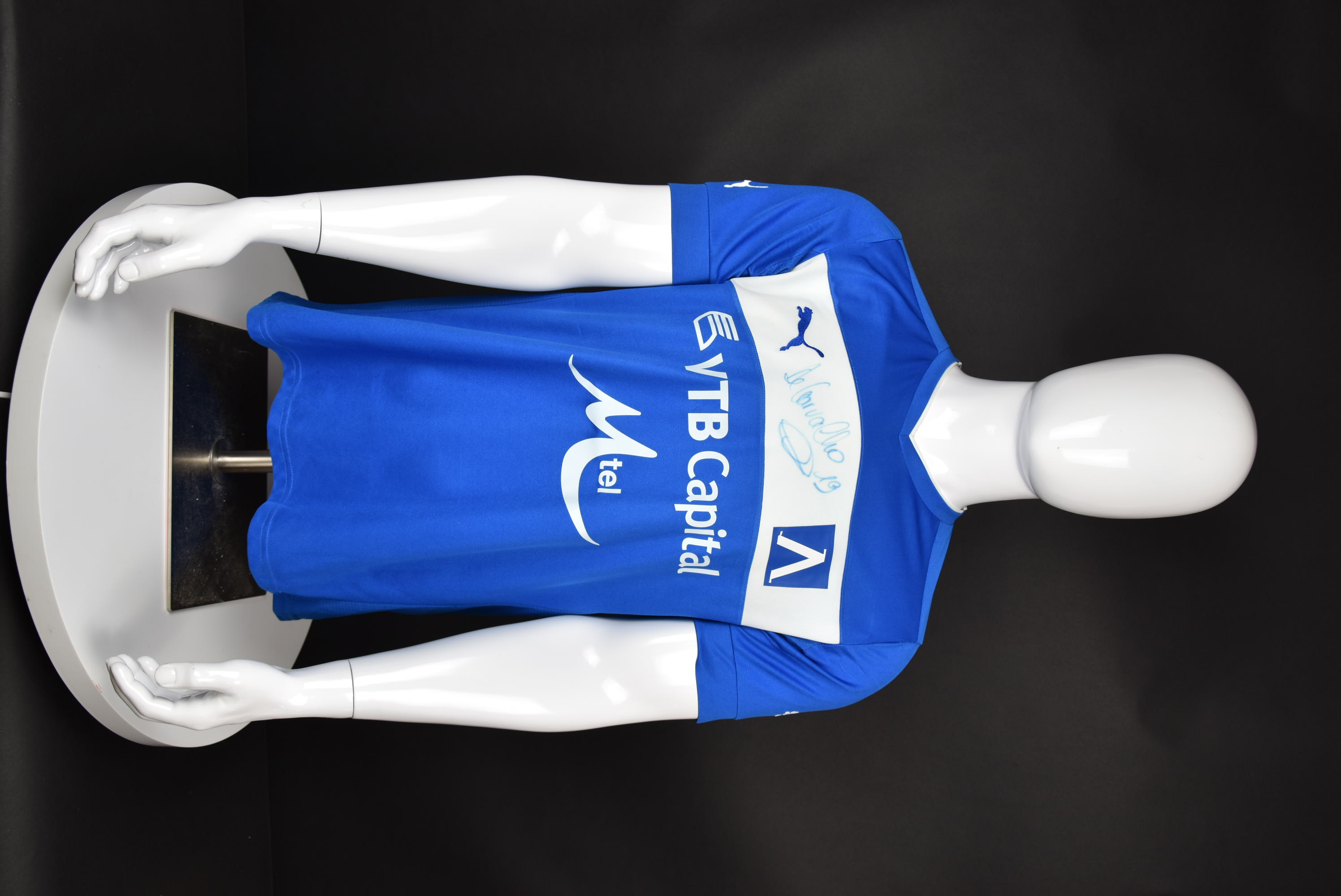 Базил Де Карвальо front photo