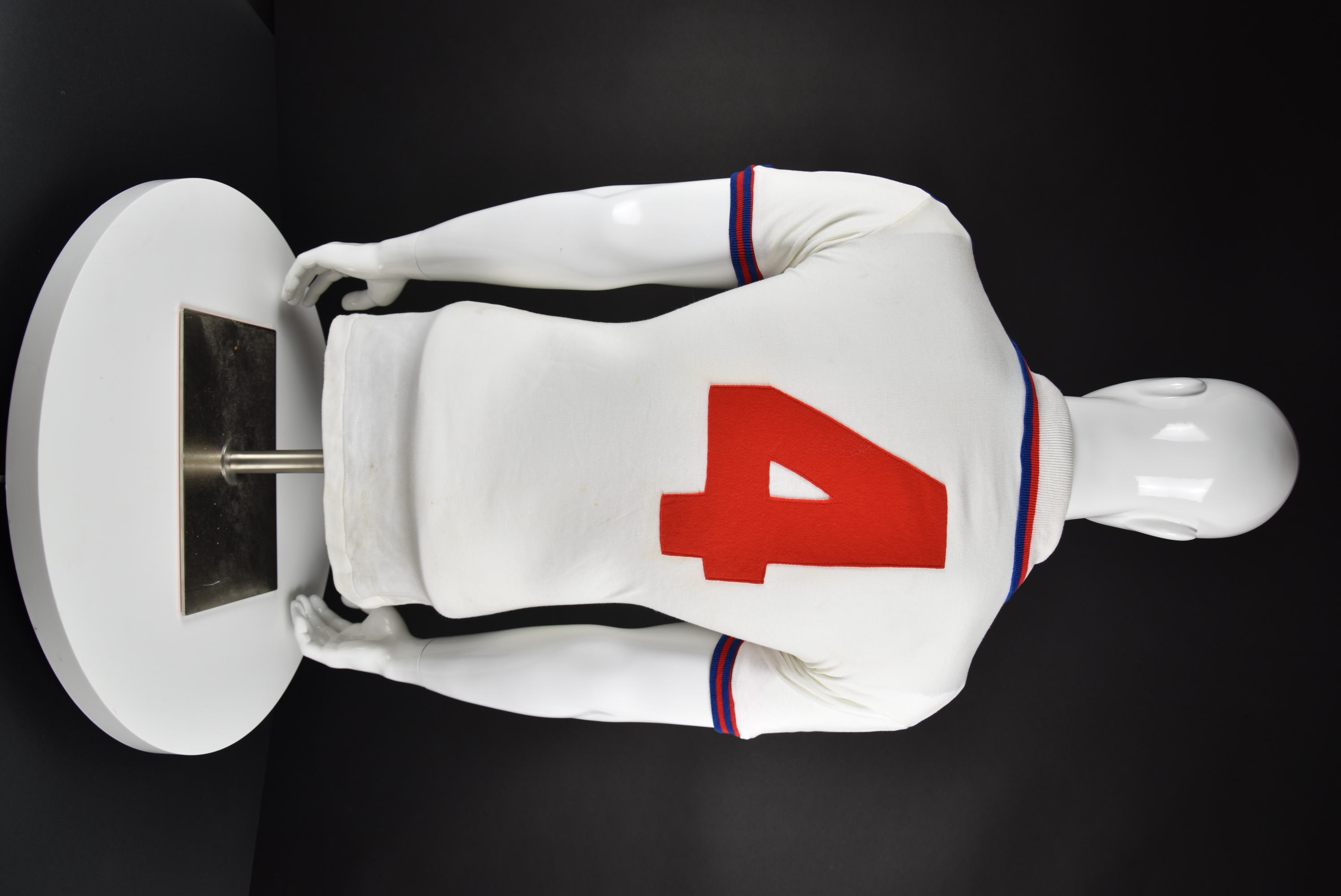 Фил Томпсън back photo