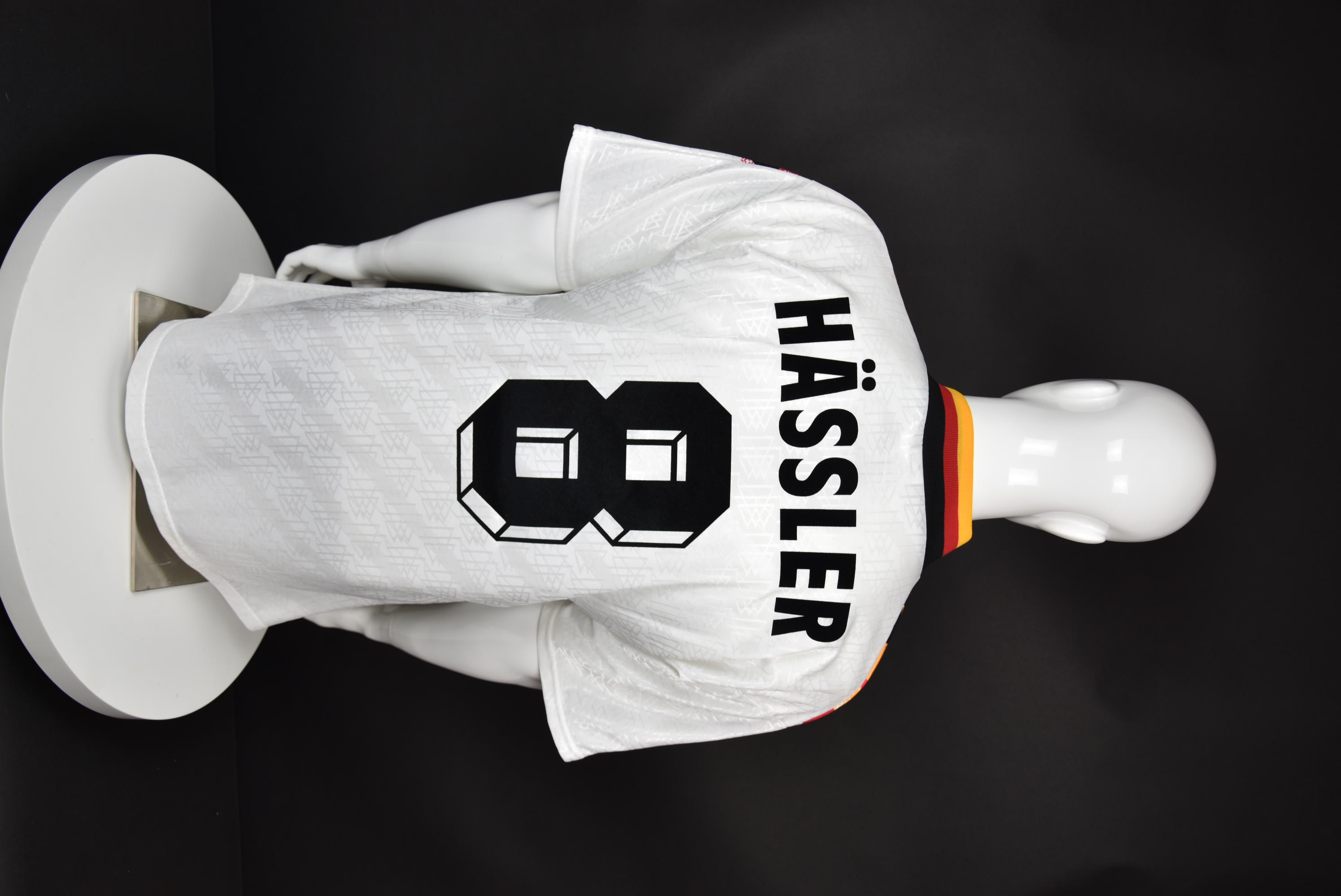 Томас Хеслер back photo