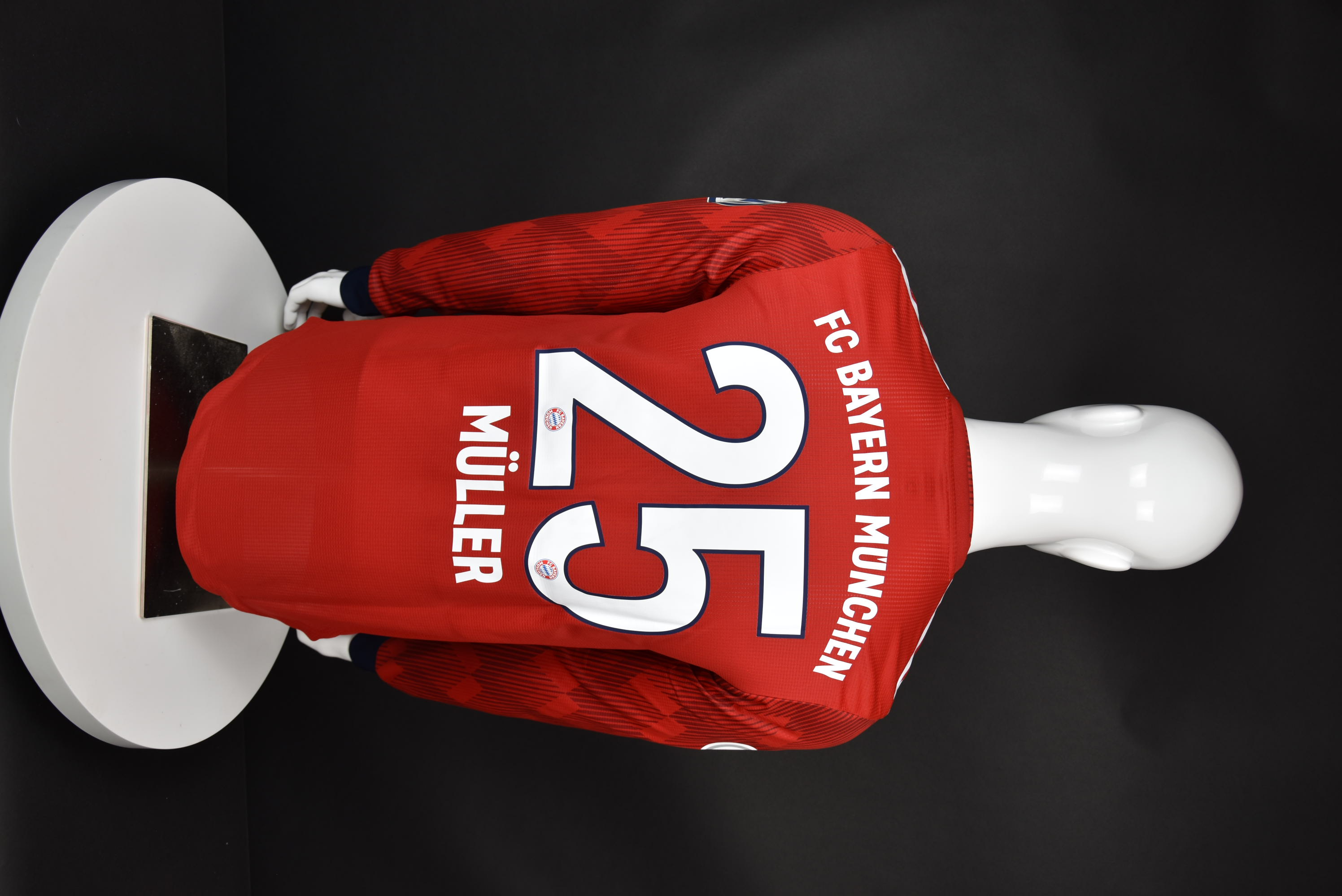 Томас Мюлер back photo