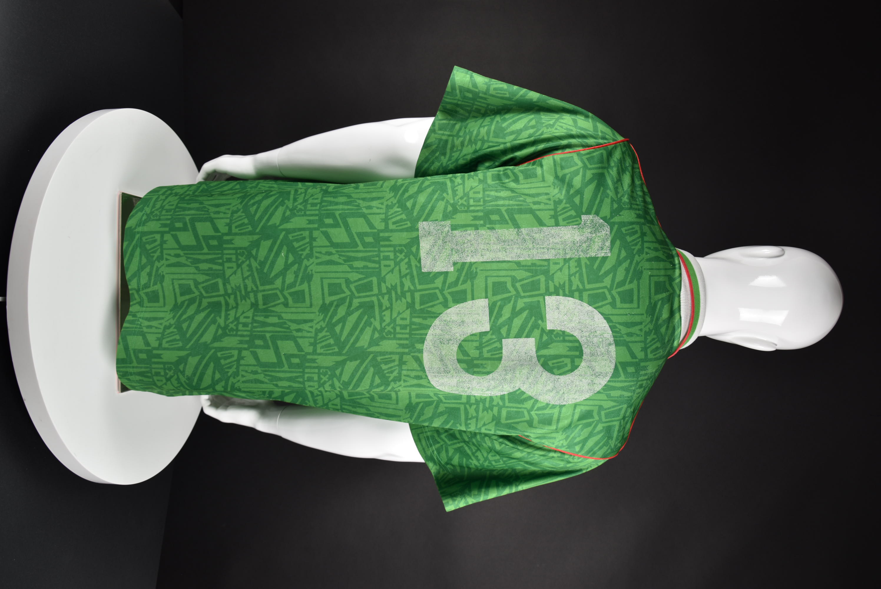 Хуан Чавес back photo