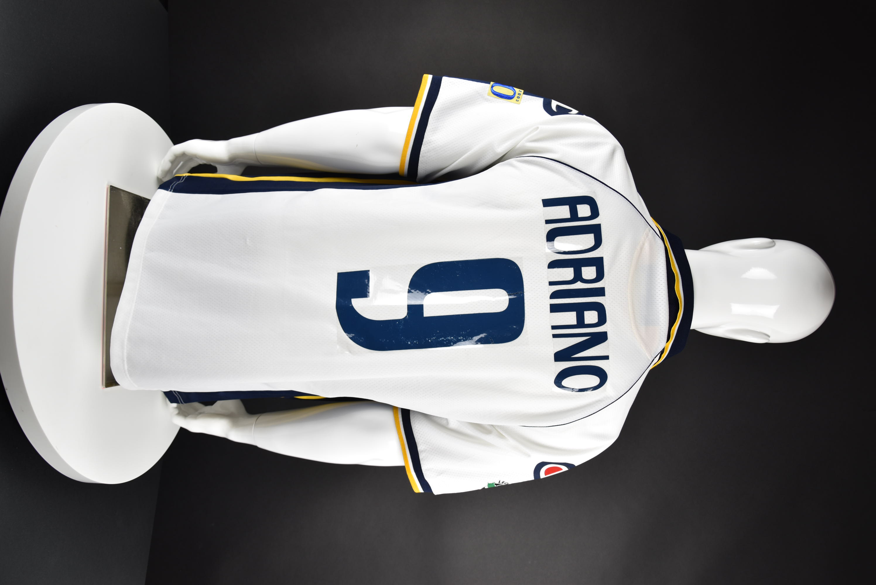 Адриано back photo