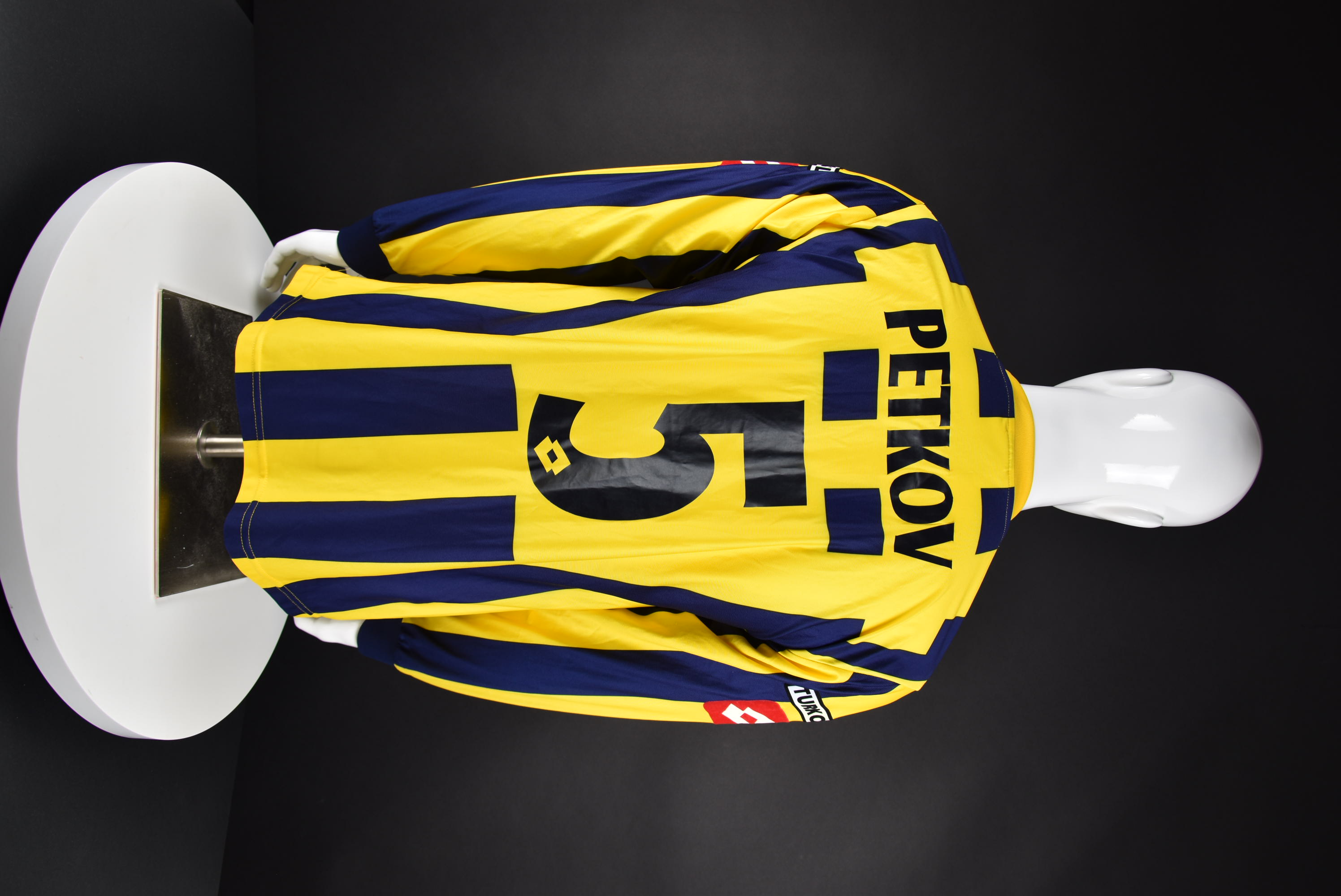 Ивайло Петков back photo