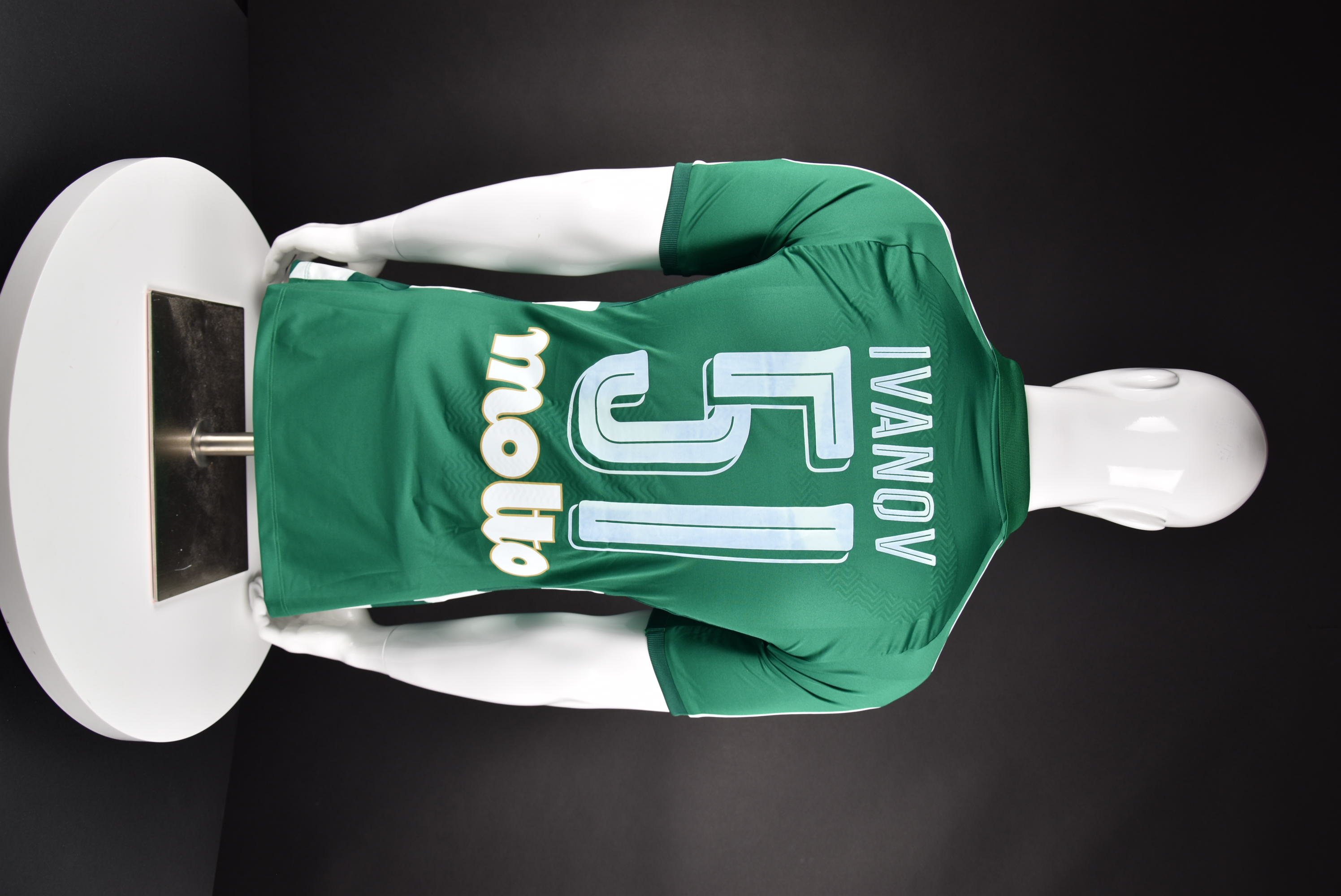 Иван Иванов back photo