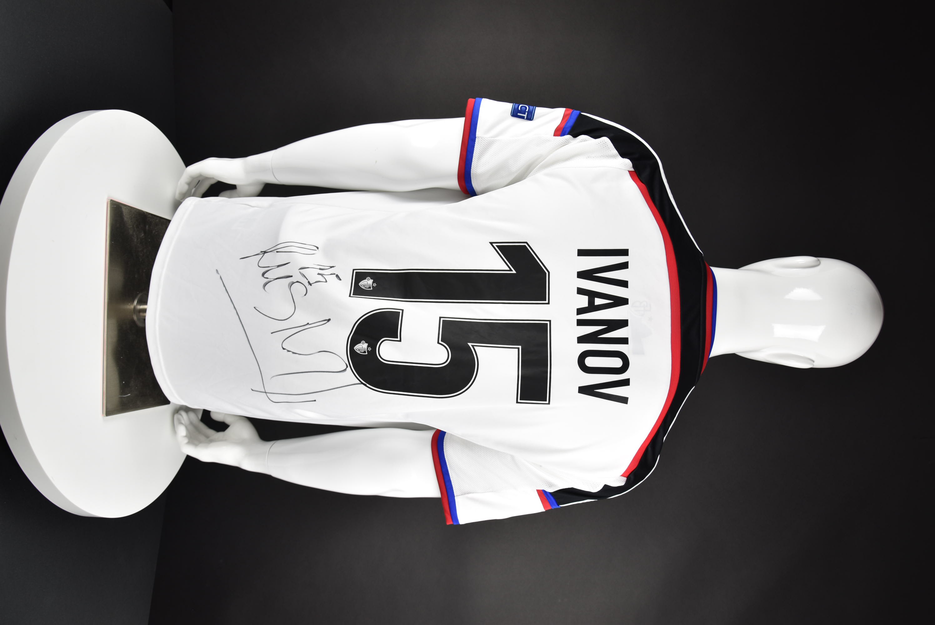 Иван Иванов back photo