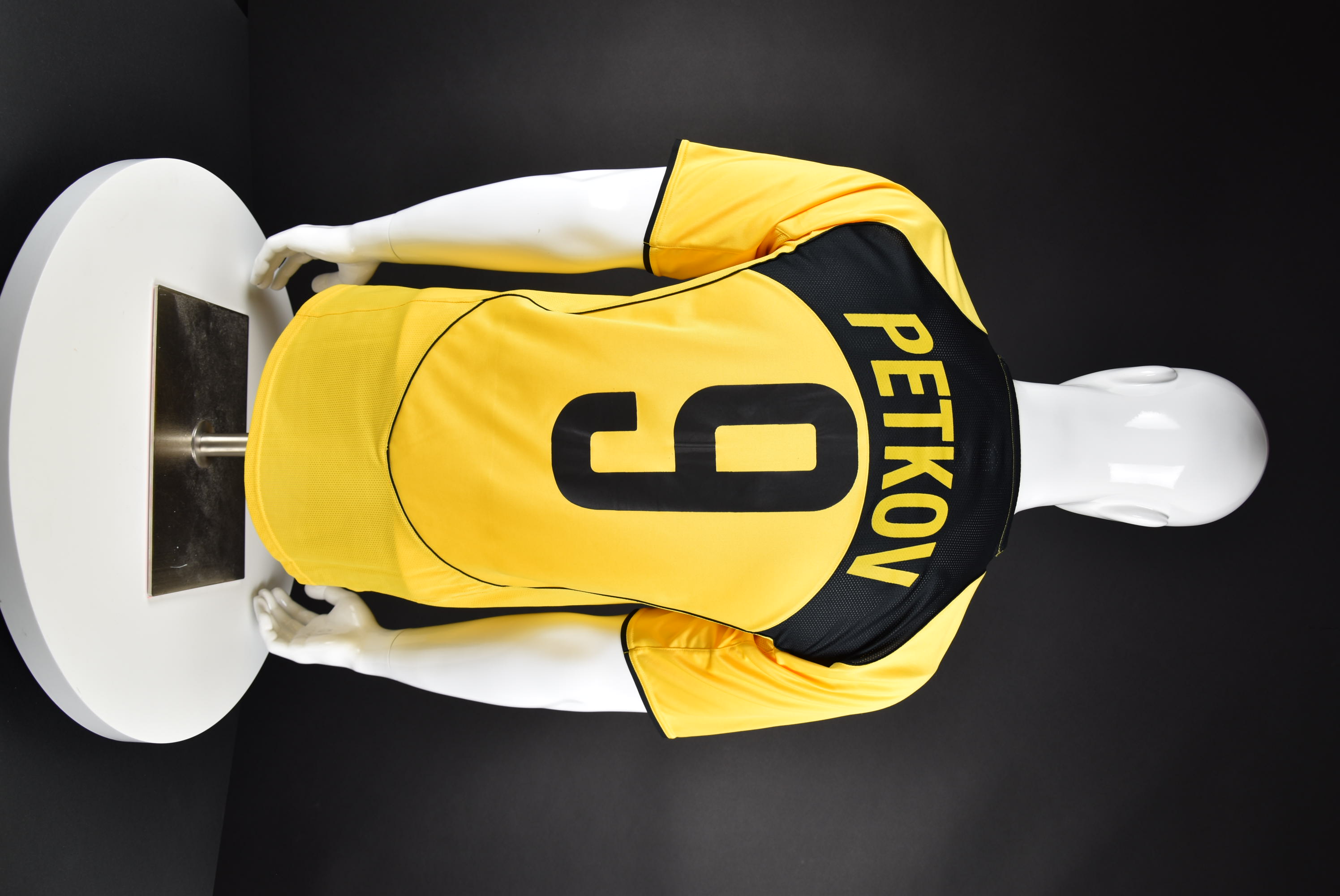 Милен Петков back photo