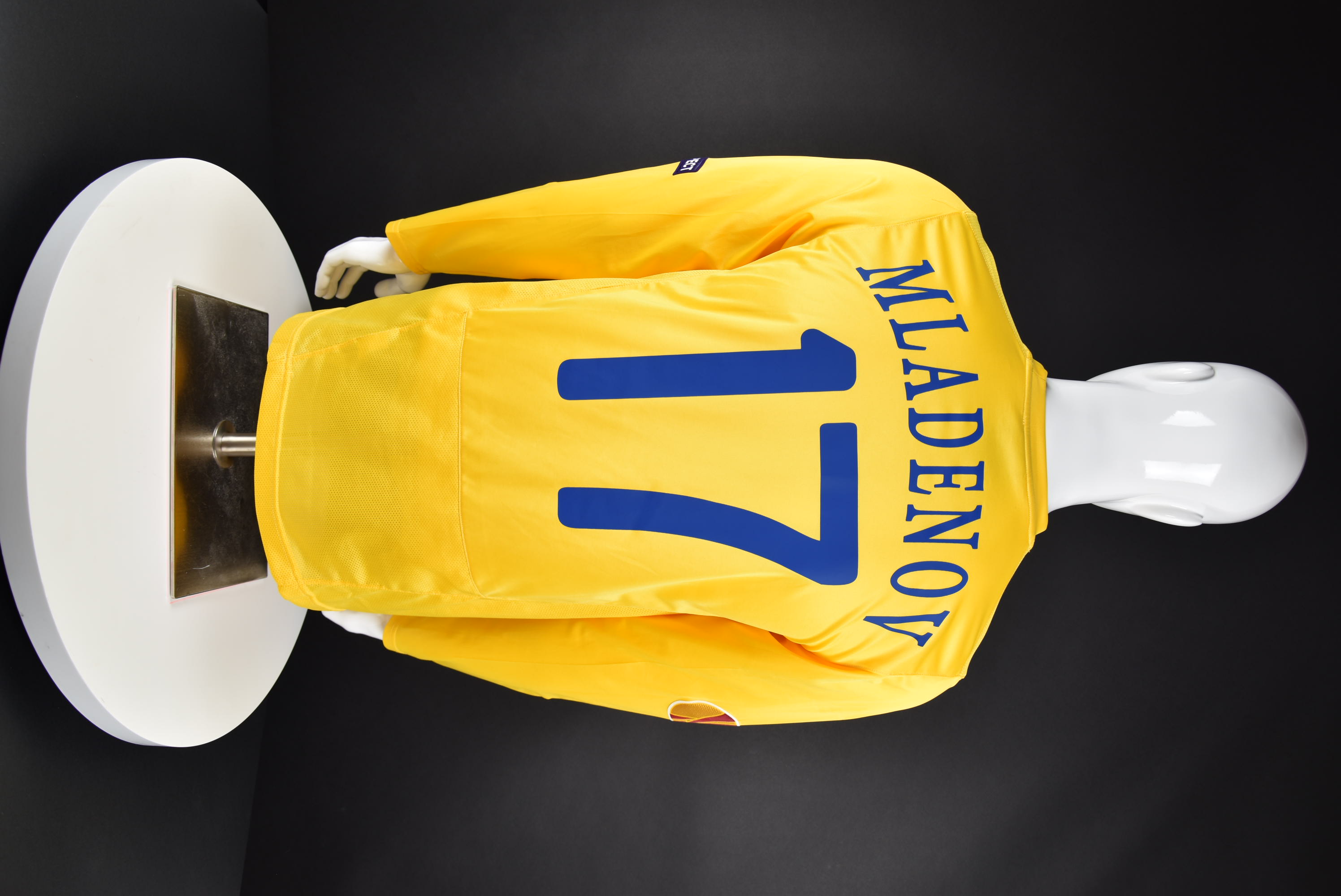 Даниел Младенов back photo