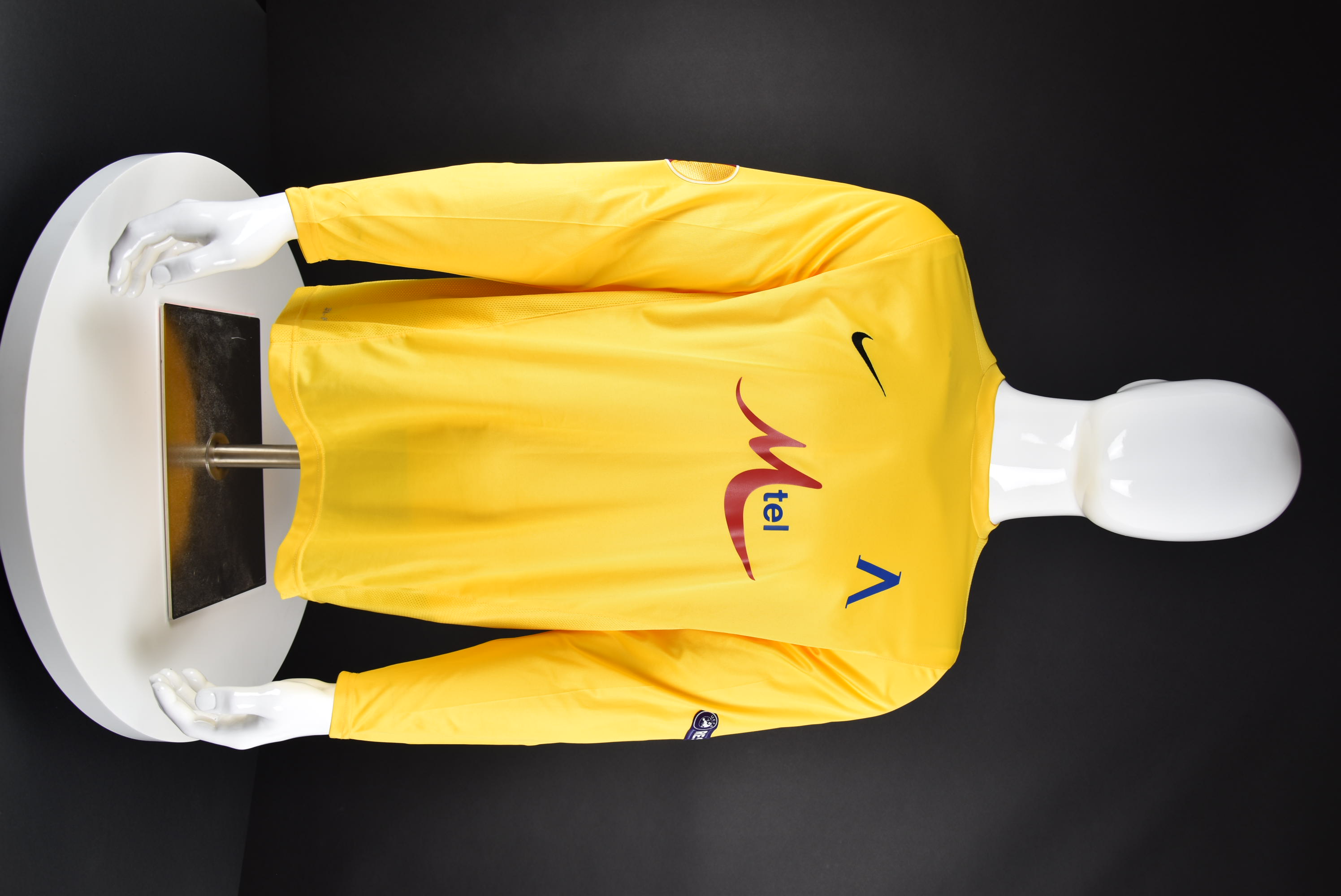 Даниел Младенов front photo