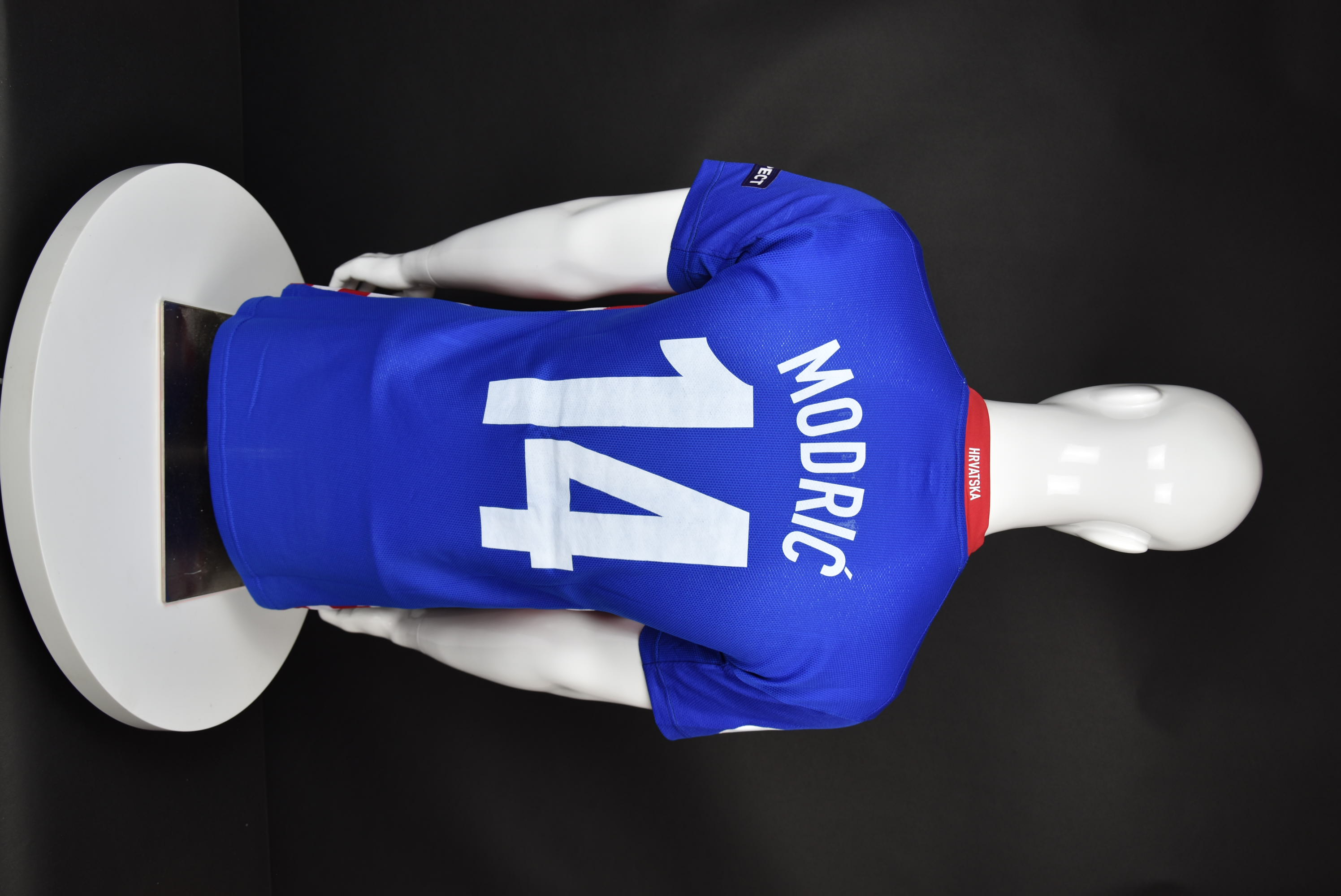 Лука Модрич back photo