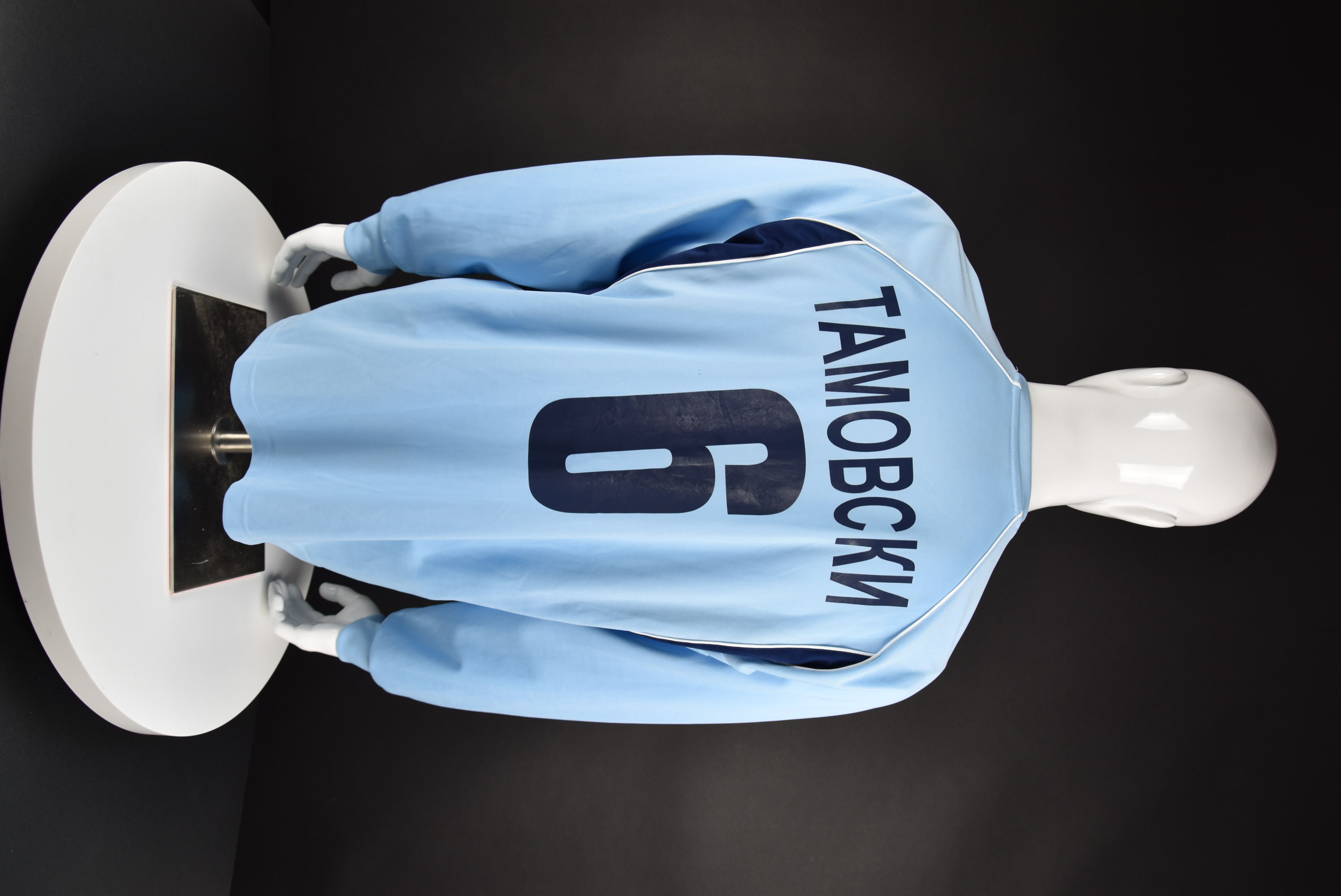 Александър Томаш back photo