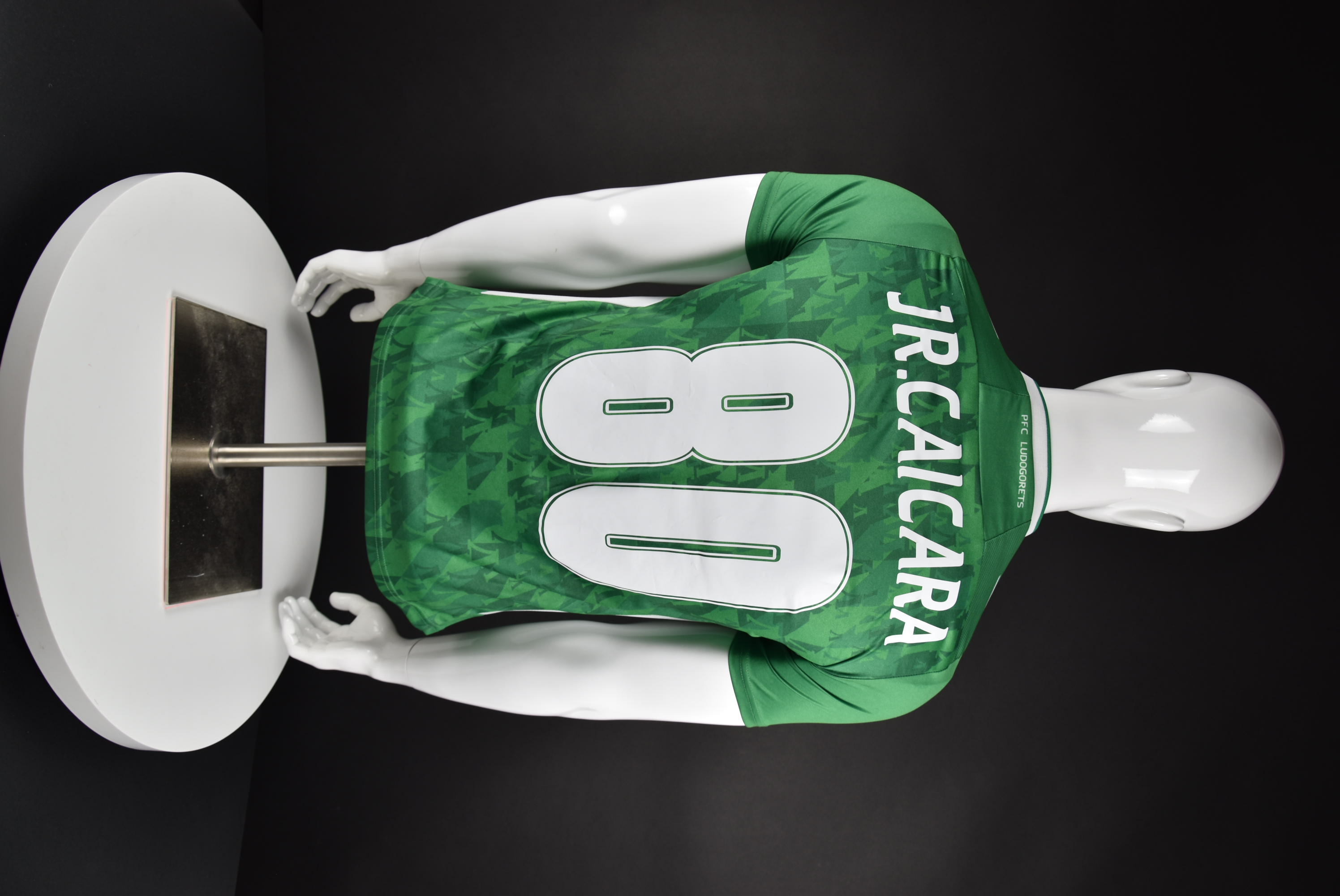 Жуниор Кайсара back photo