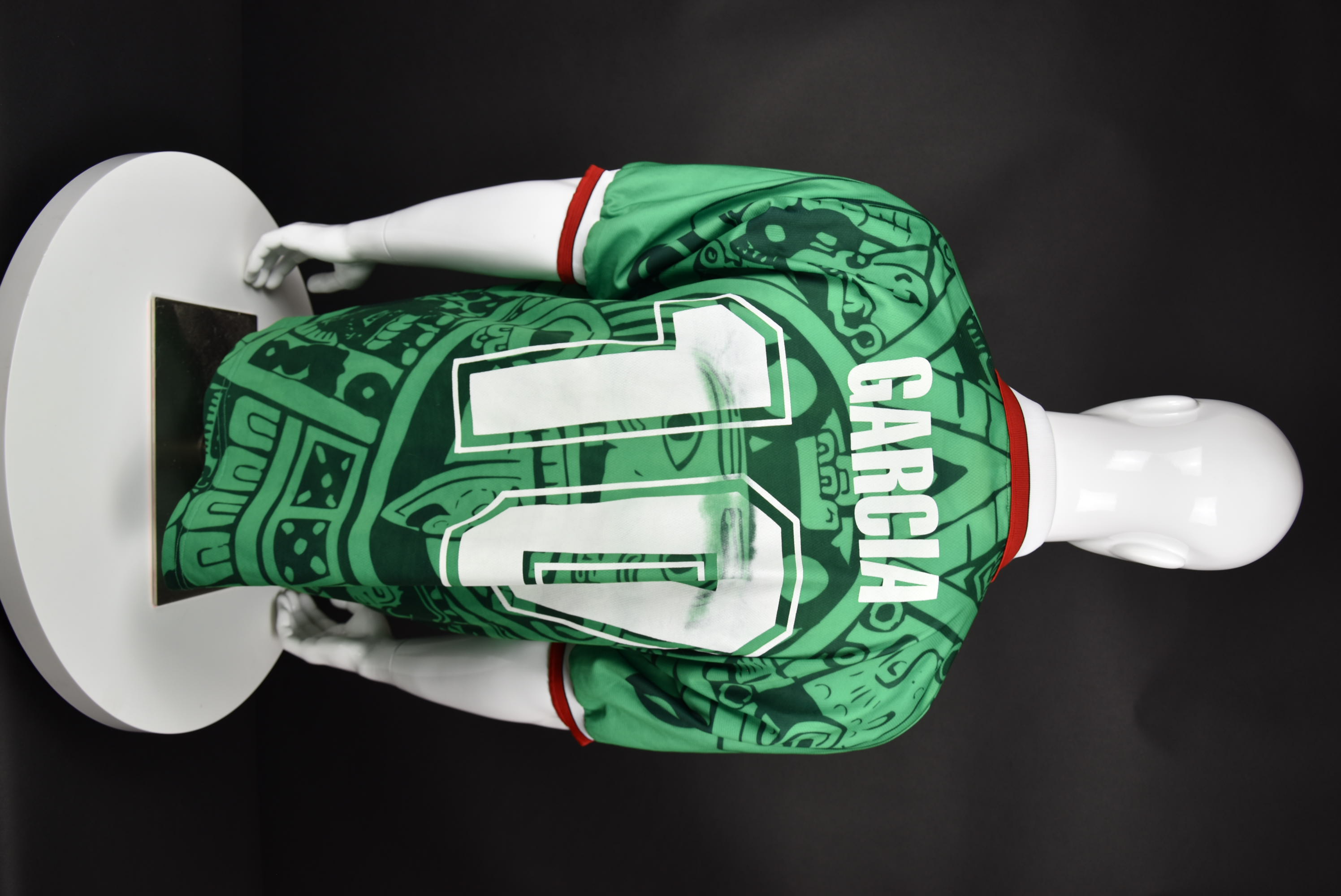 Луис Гарсия back photo