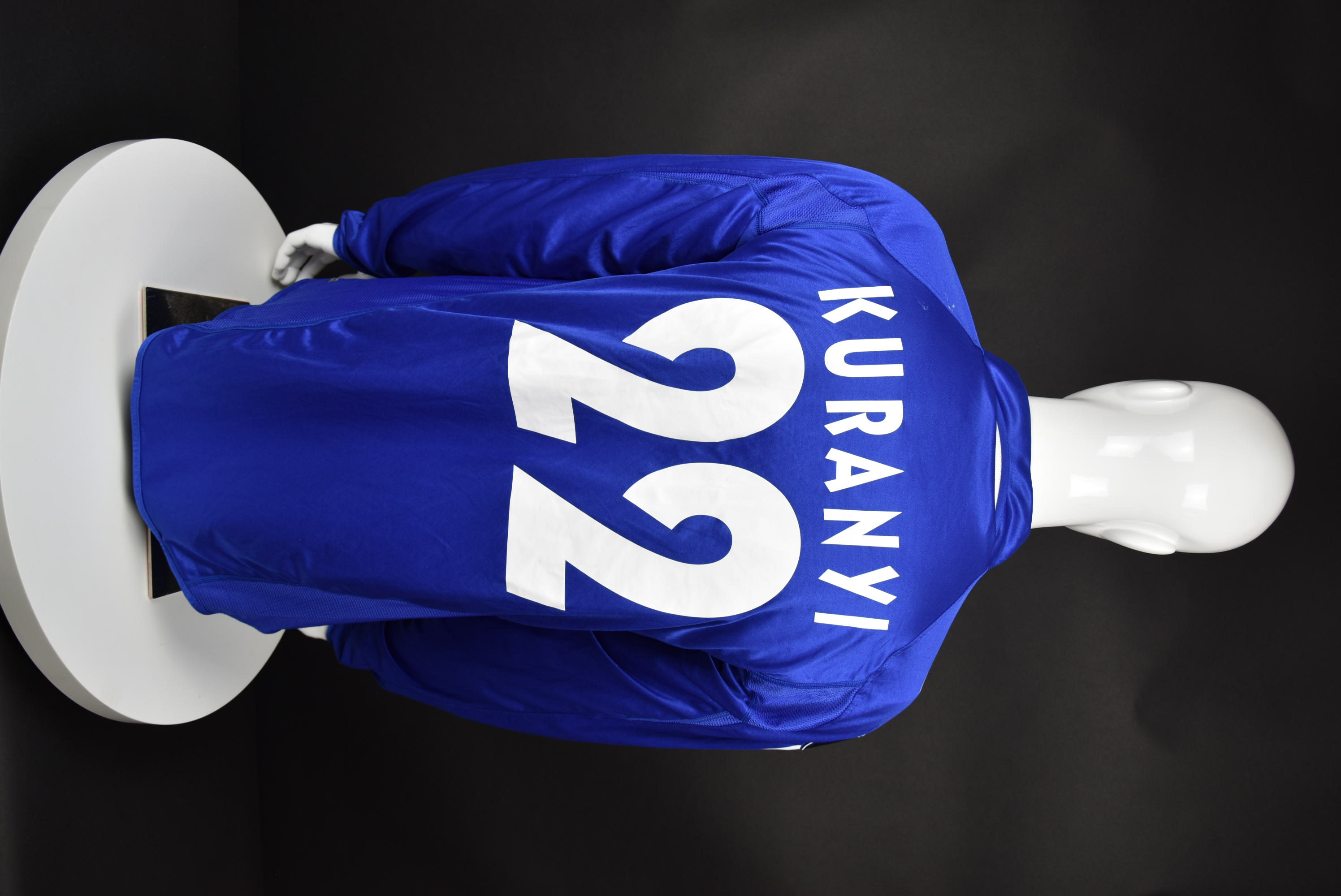 Кевин Курани back photo