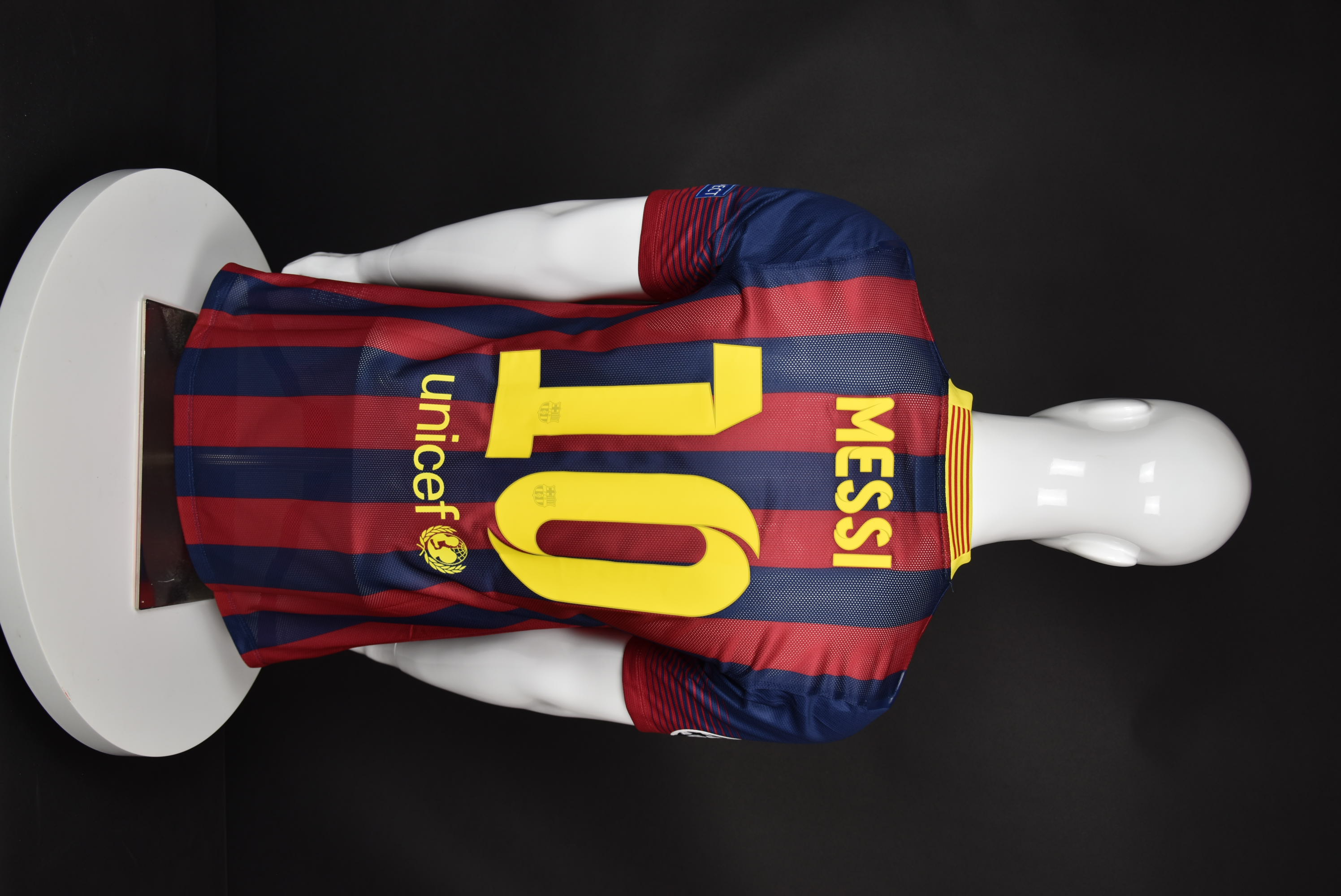 Лионел Меси back photo