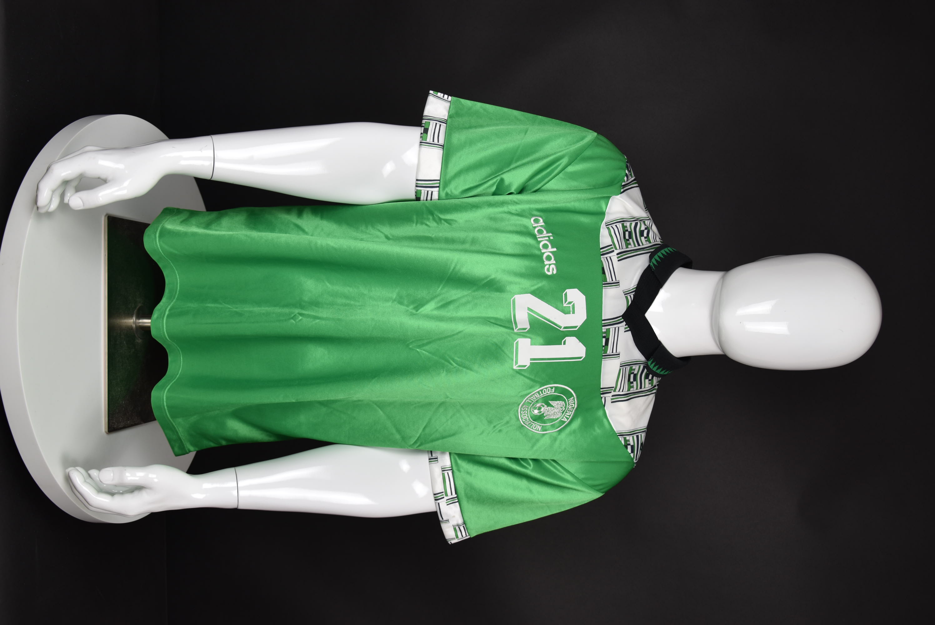 Мутио Адепою front photo