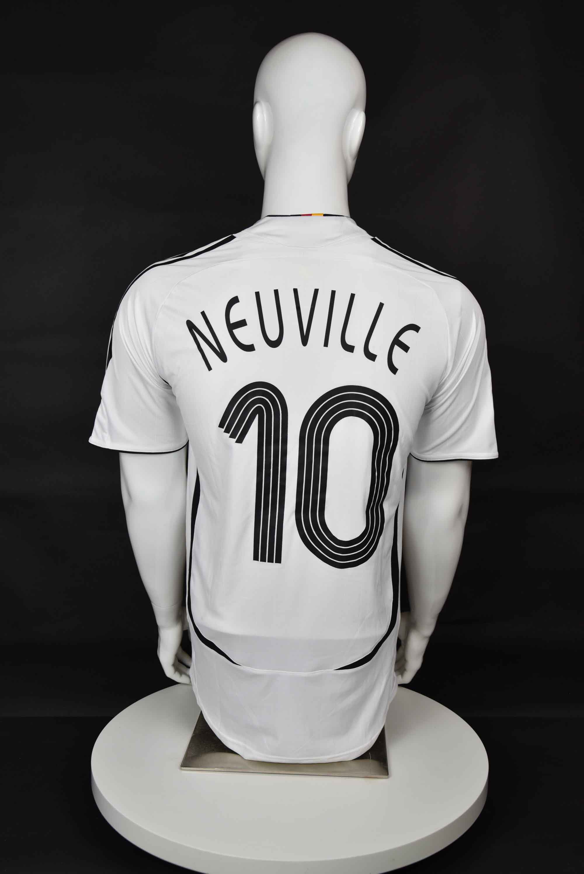 Оливер Ньовил back photo