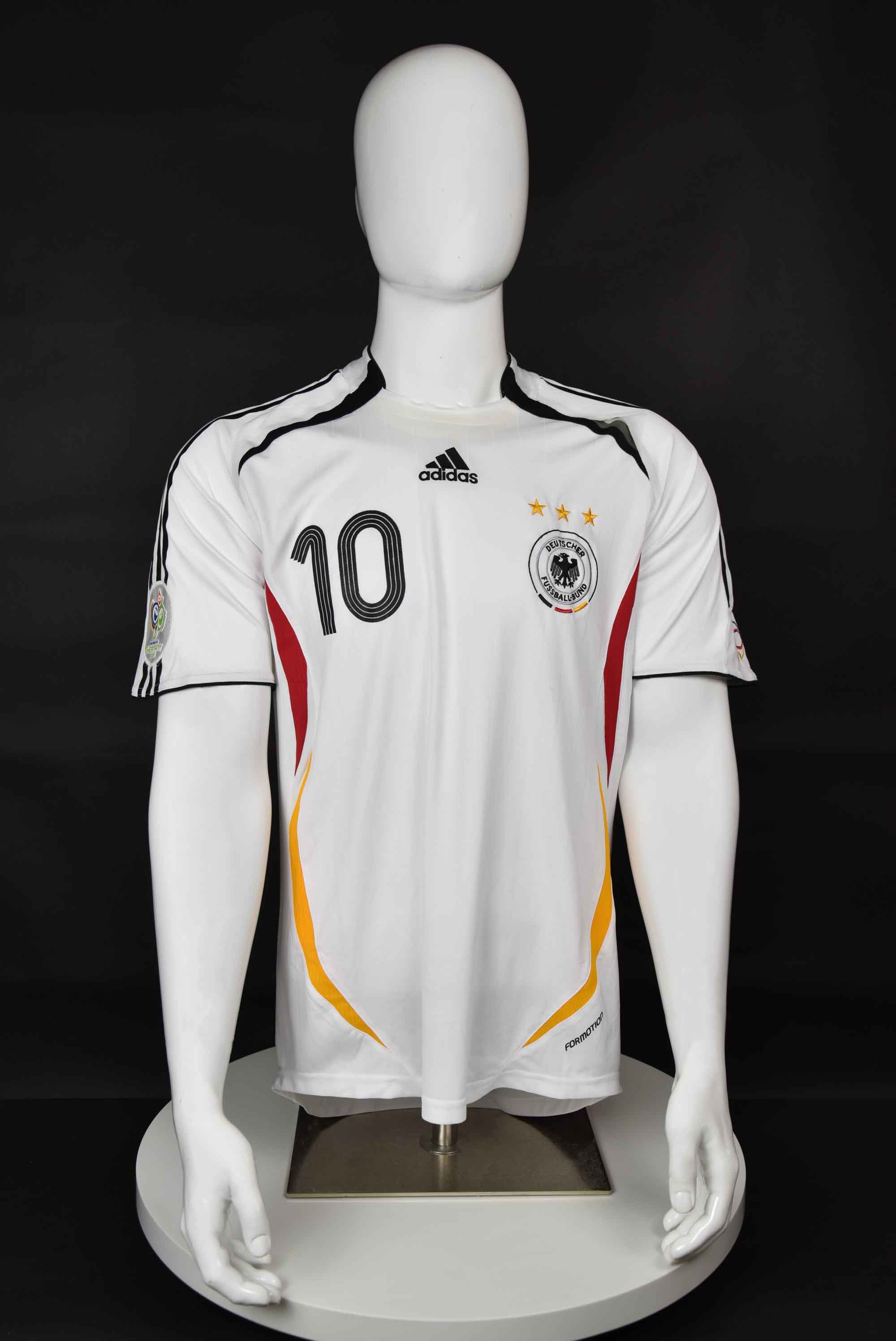 Оливер Ньовил front photo