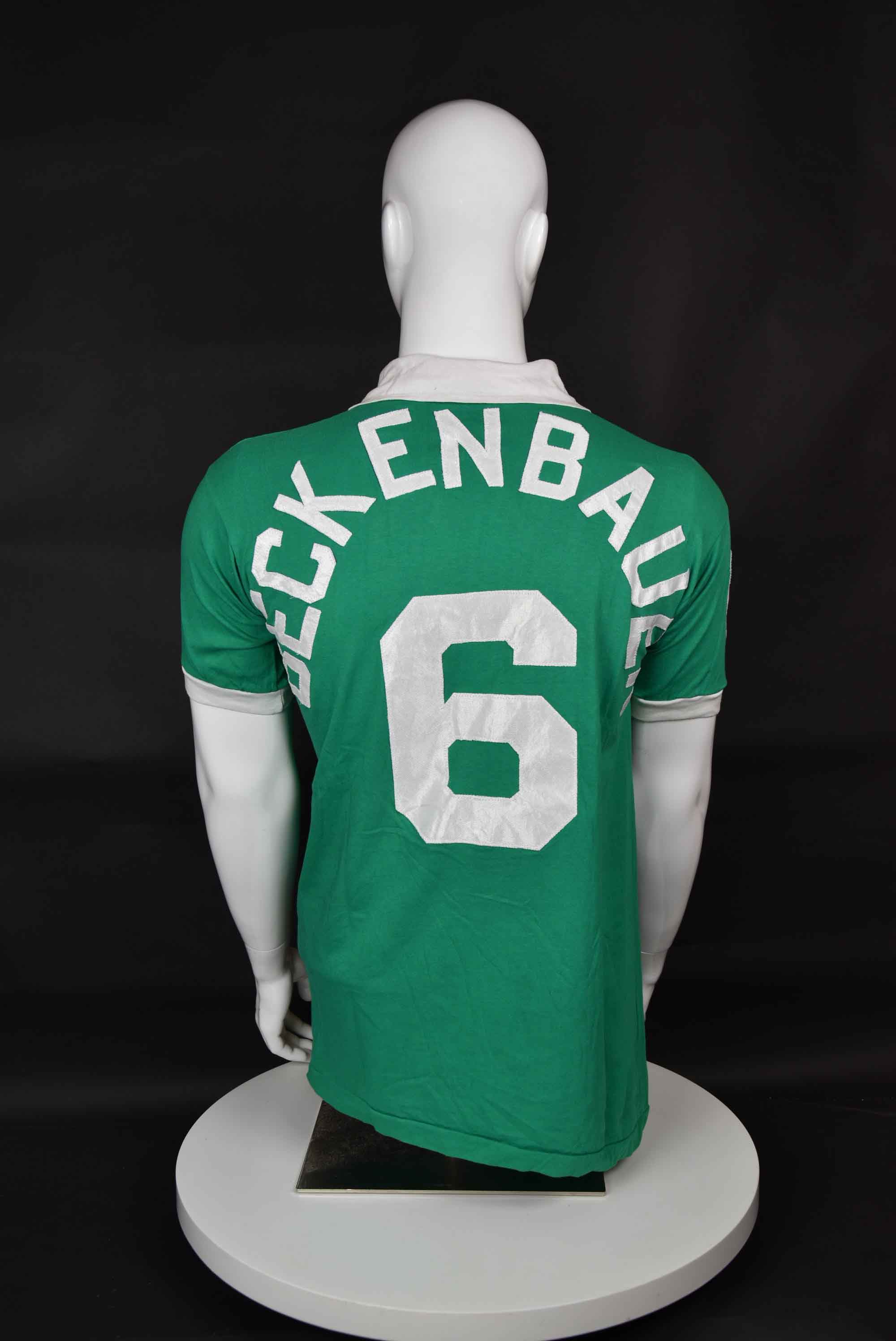 Франц Бекенбауер back photo