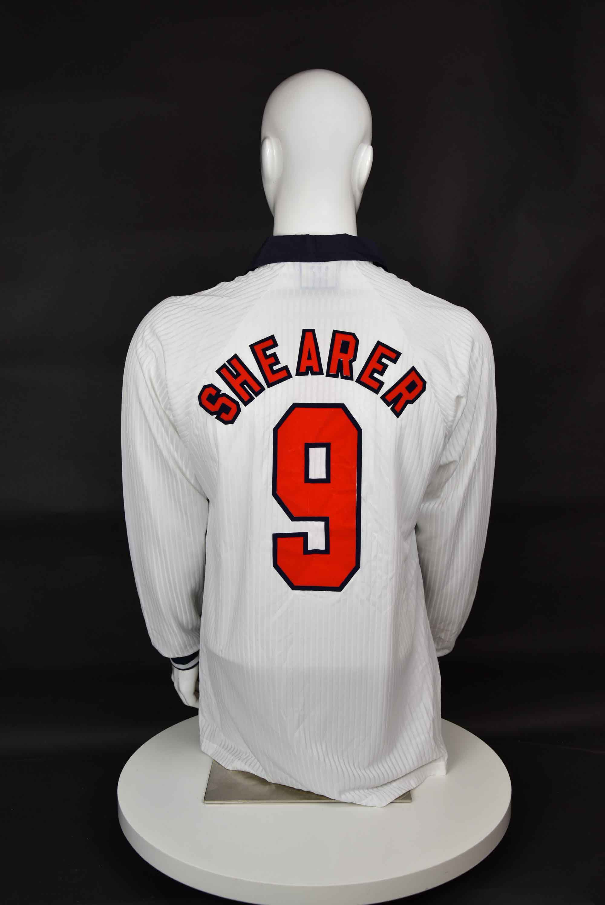 Алън Шиърър back photo