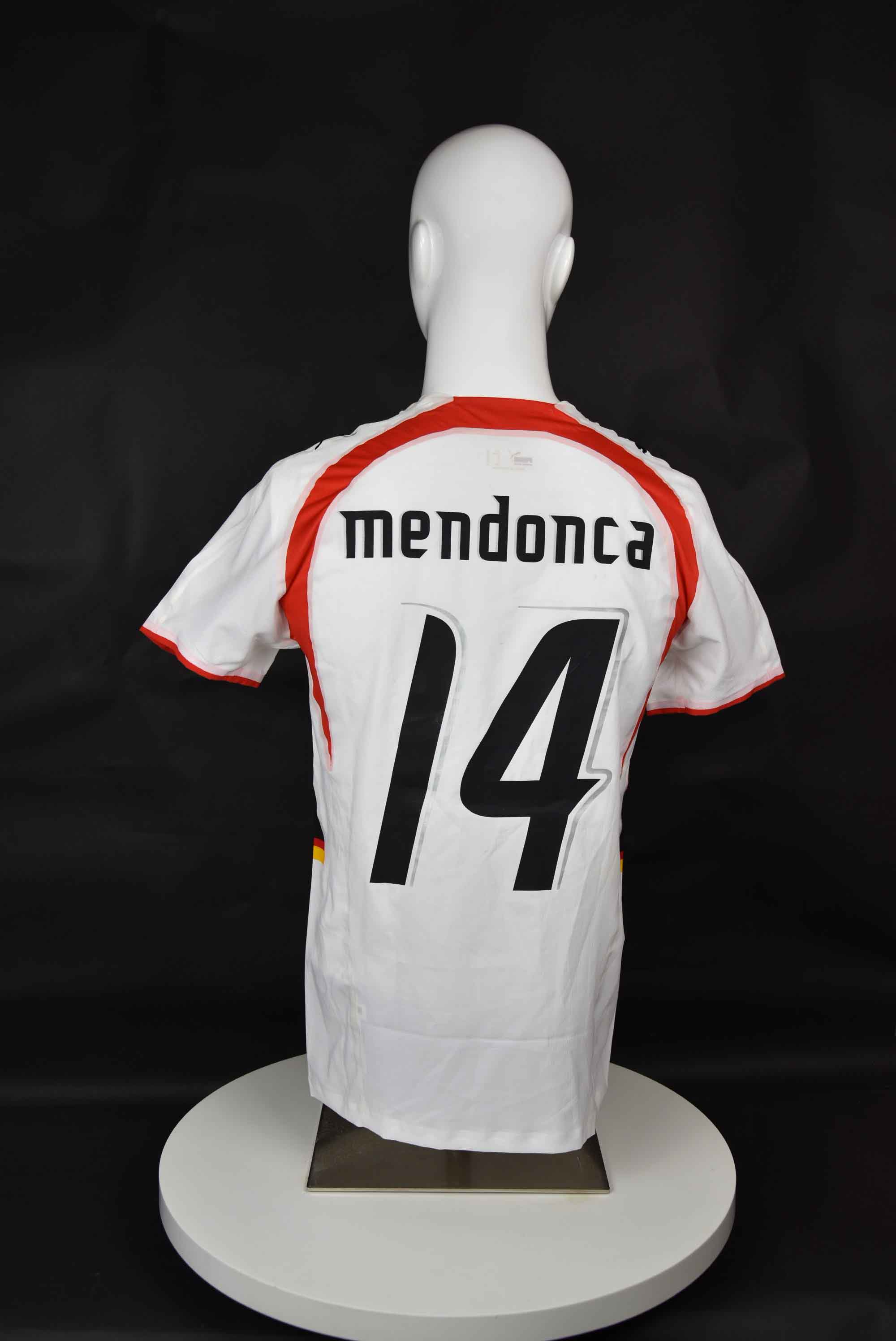 Антонио Мендонса back photo