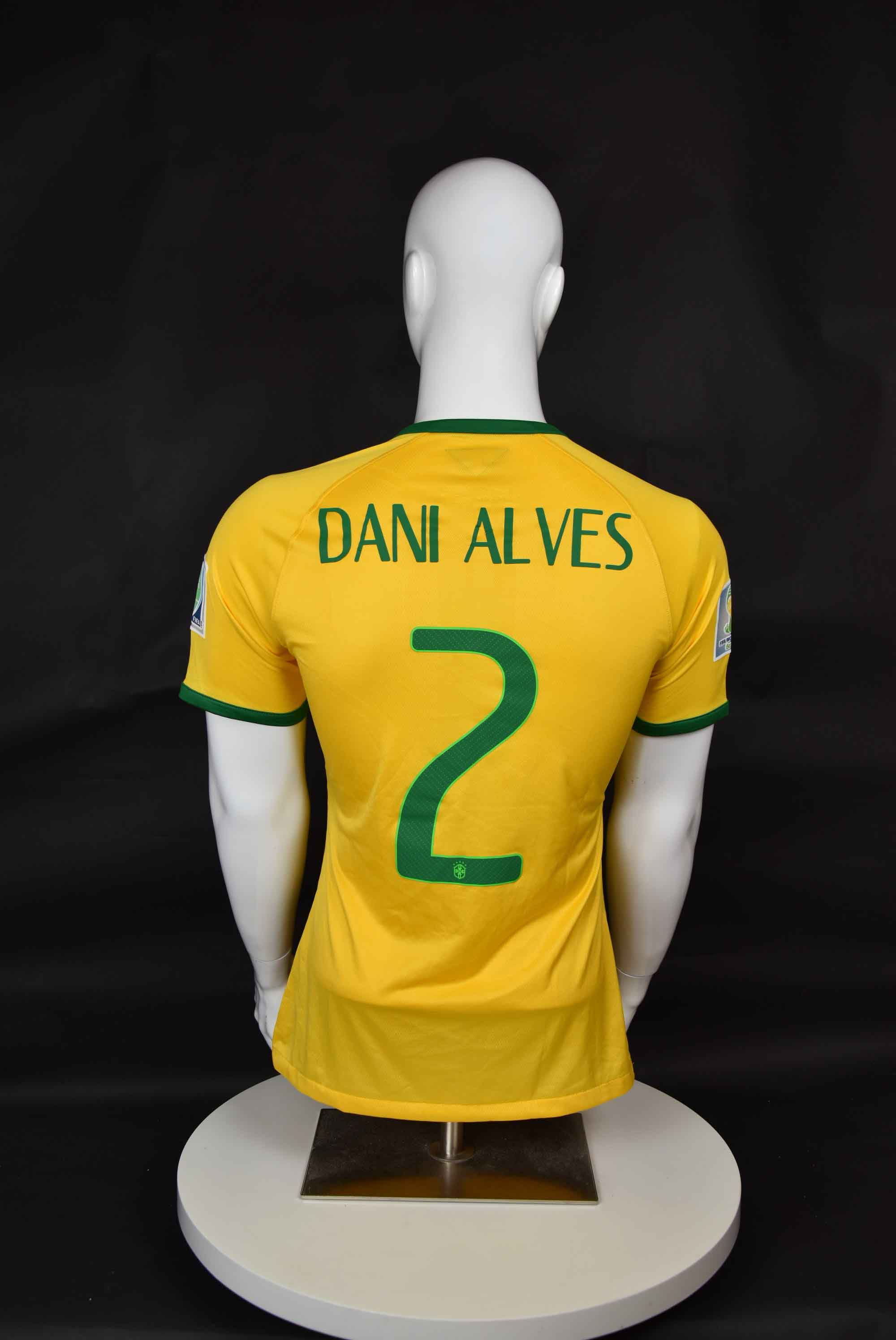 Дани Алвес back photo