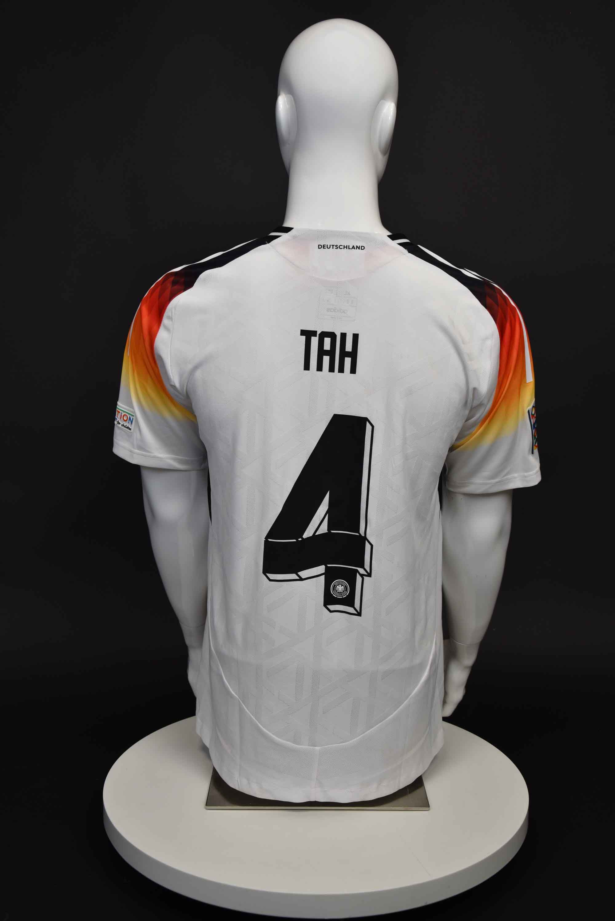 Йонатан Тах back photo