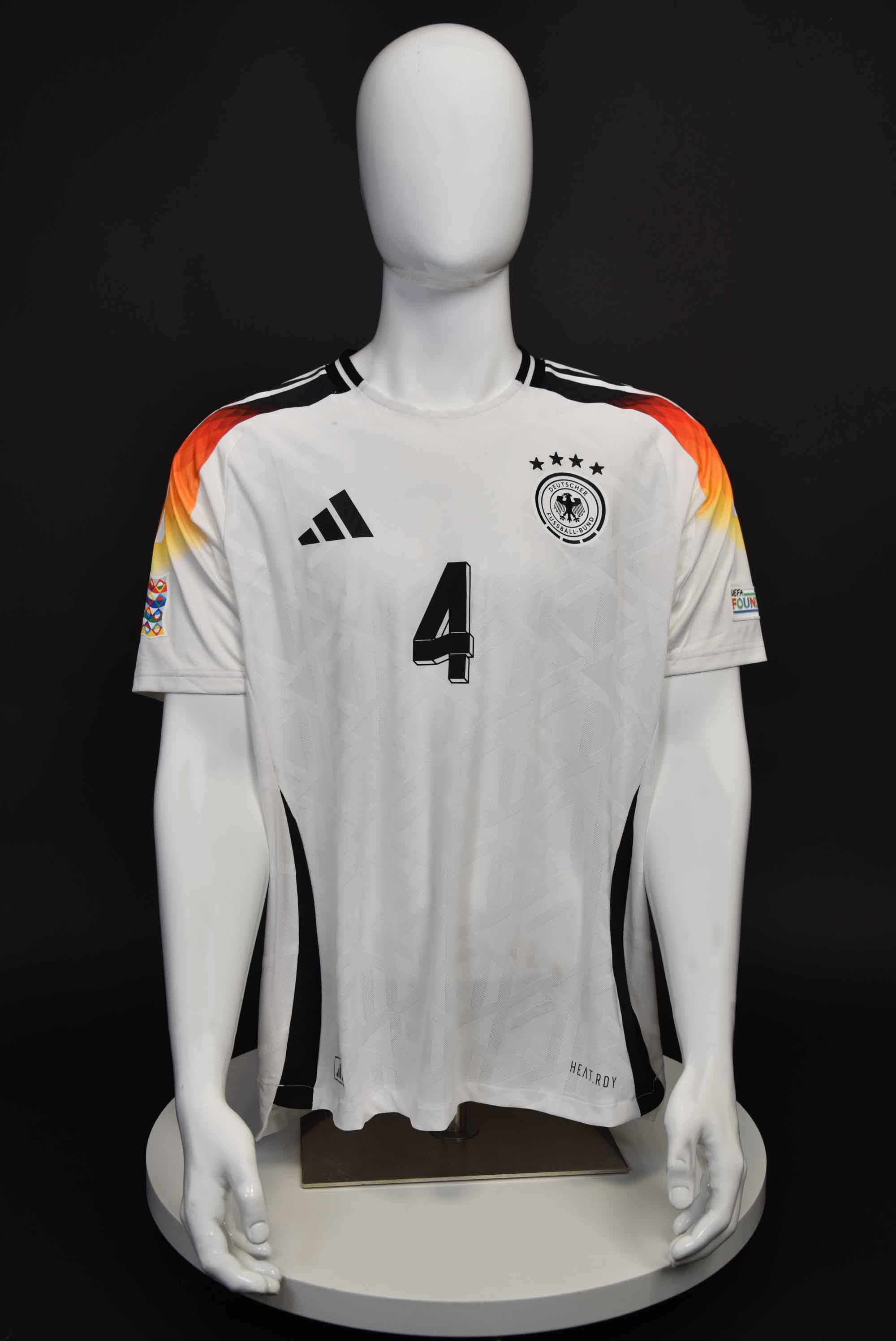 Йонатан Тах front photo