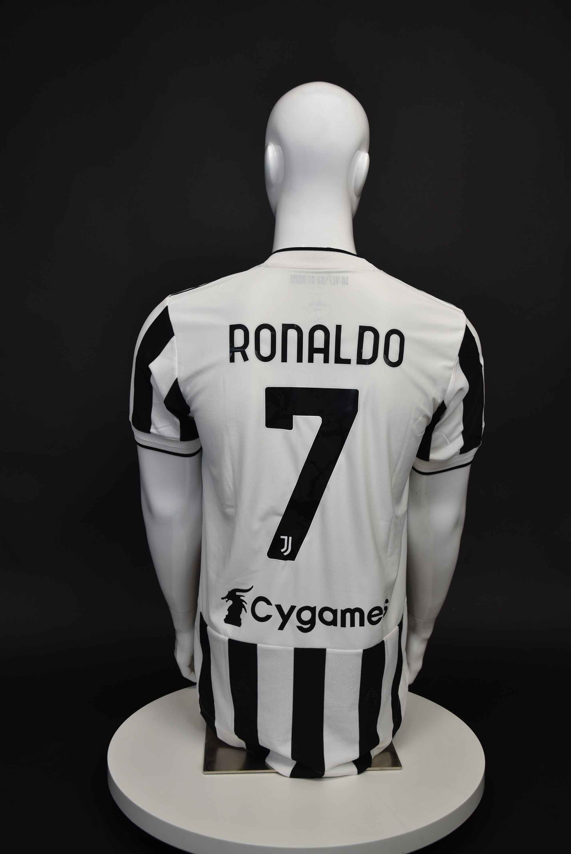 Кристиано Роналдо back photo