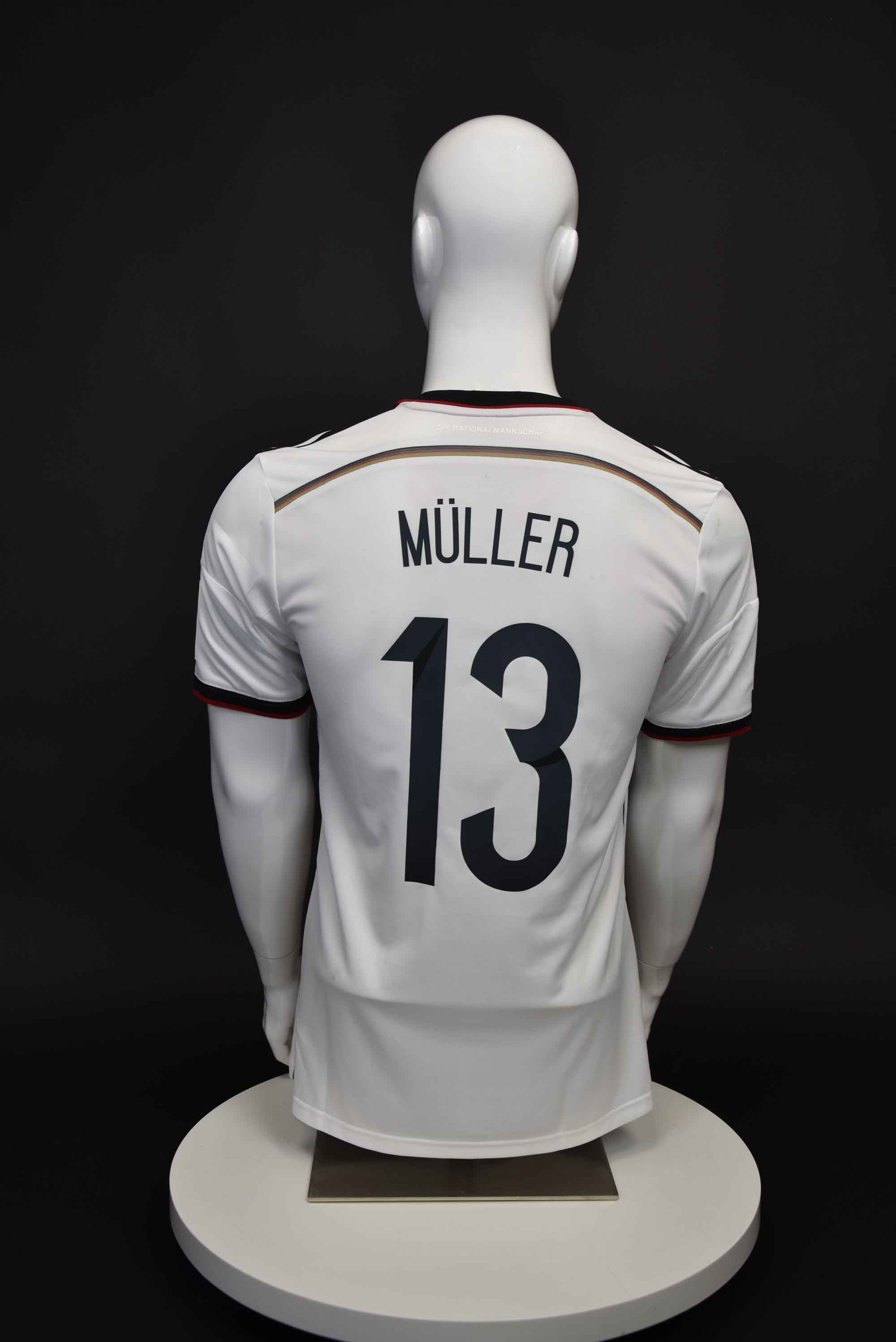 Томас Мюлер back photo