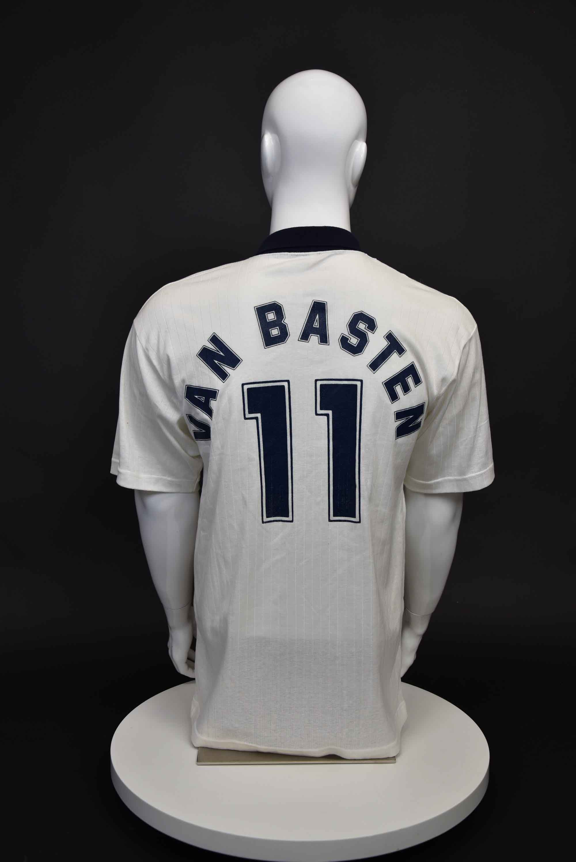 Марко ван Бастен back photo