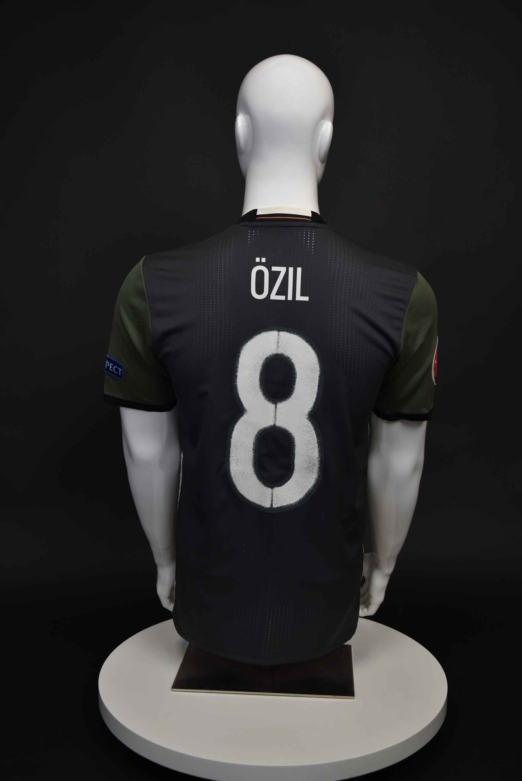 Месут Йозил back photo