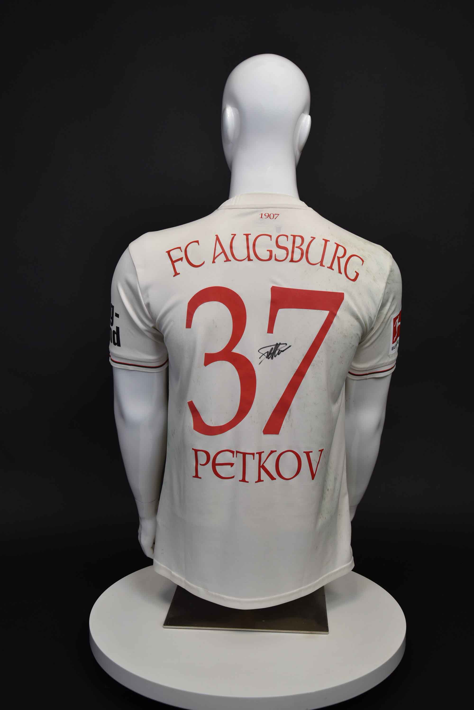 Лукас Петков back photo