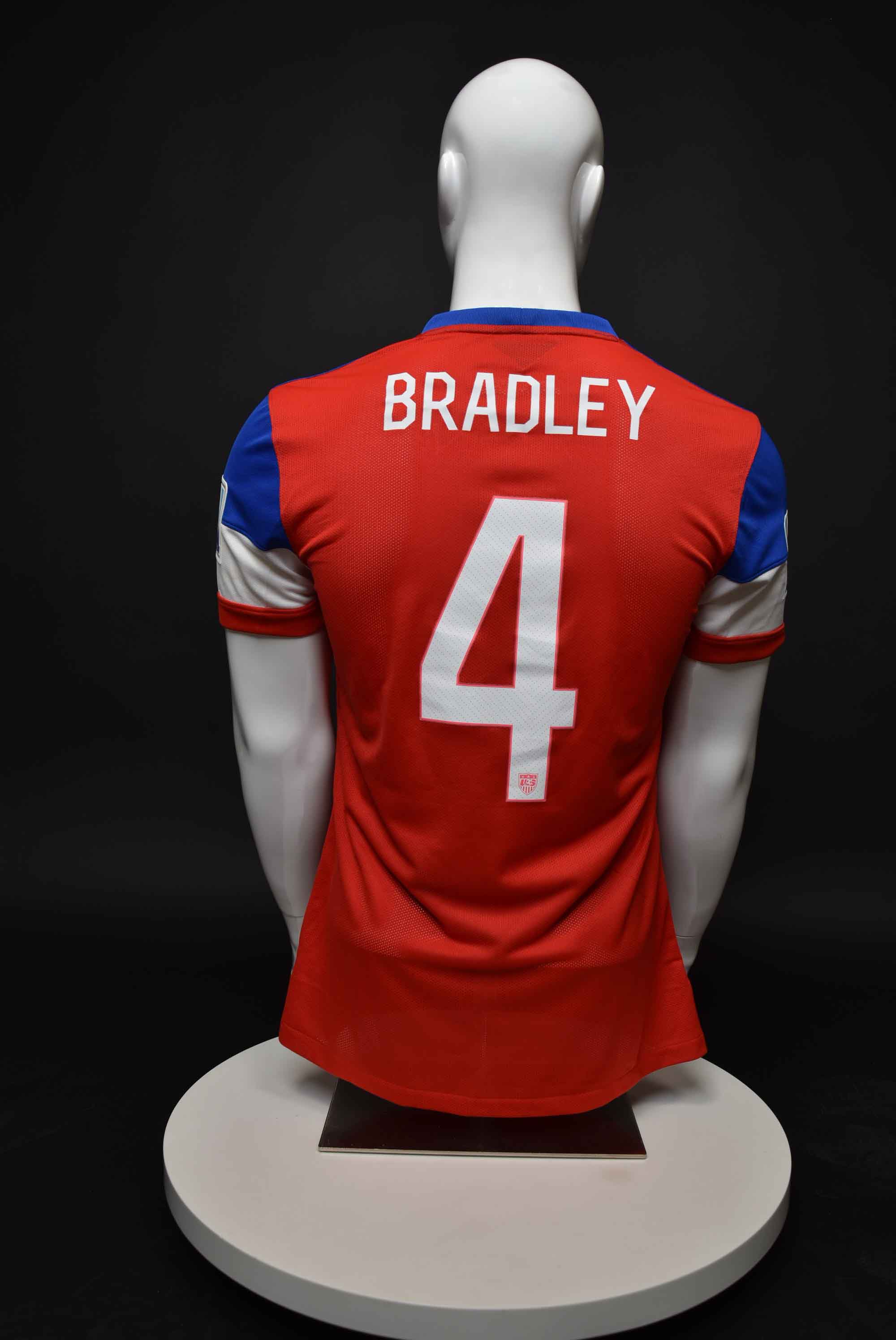 Майкъл Брадли back photo