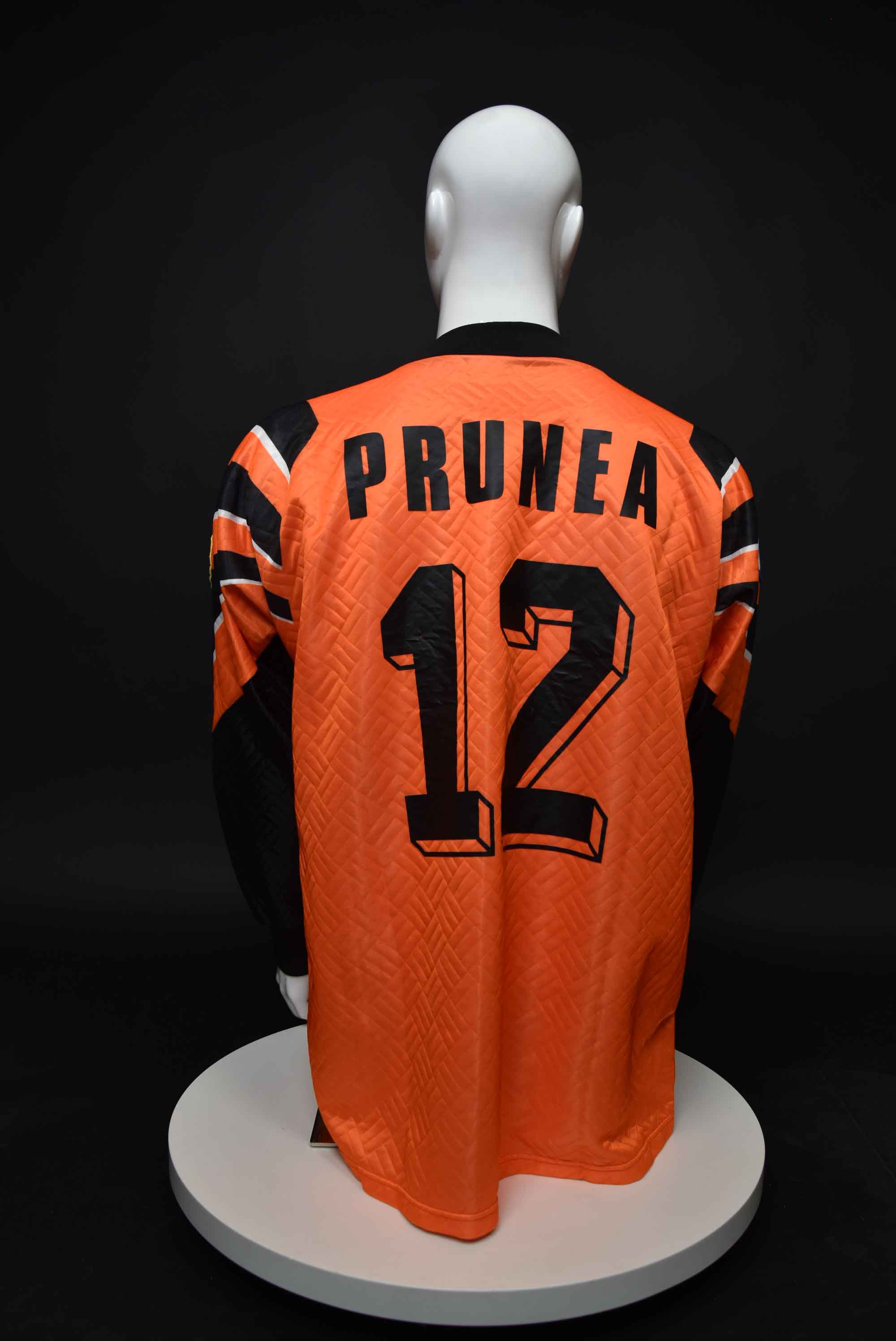 Флорин Пруня back photo