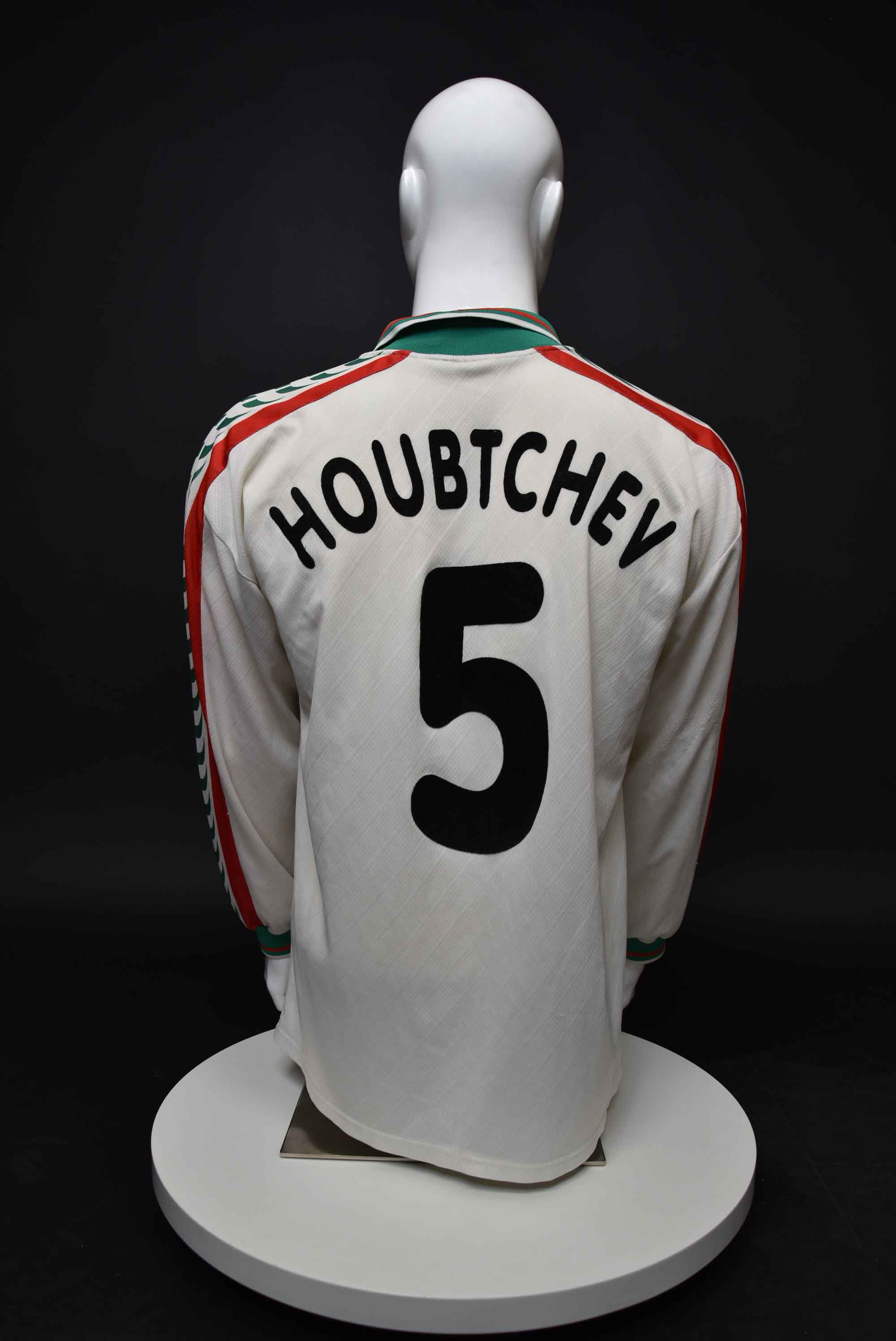 Петър Хубчев back photo